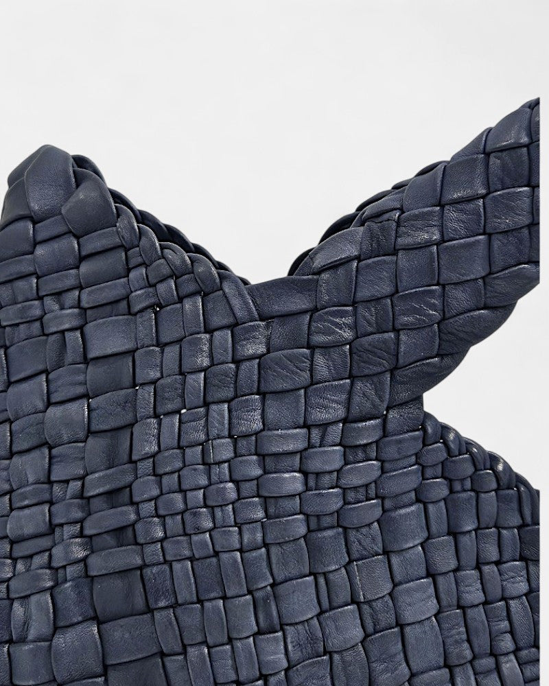 Bolso de mano en piel trenzada azul