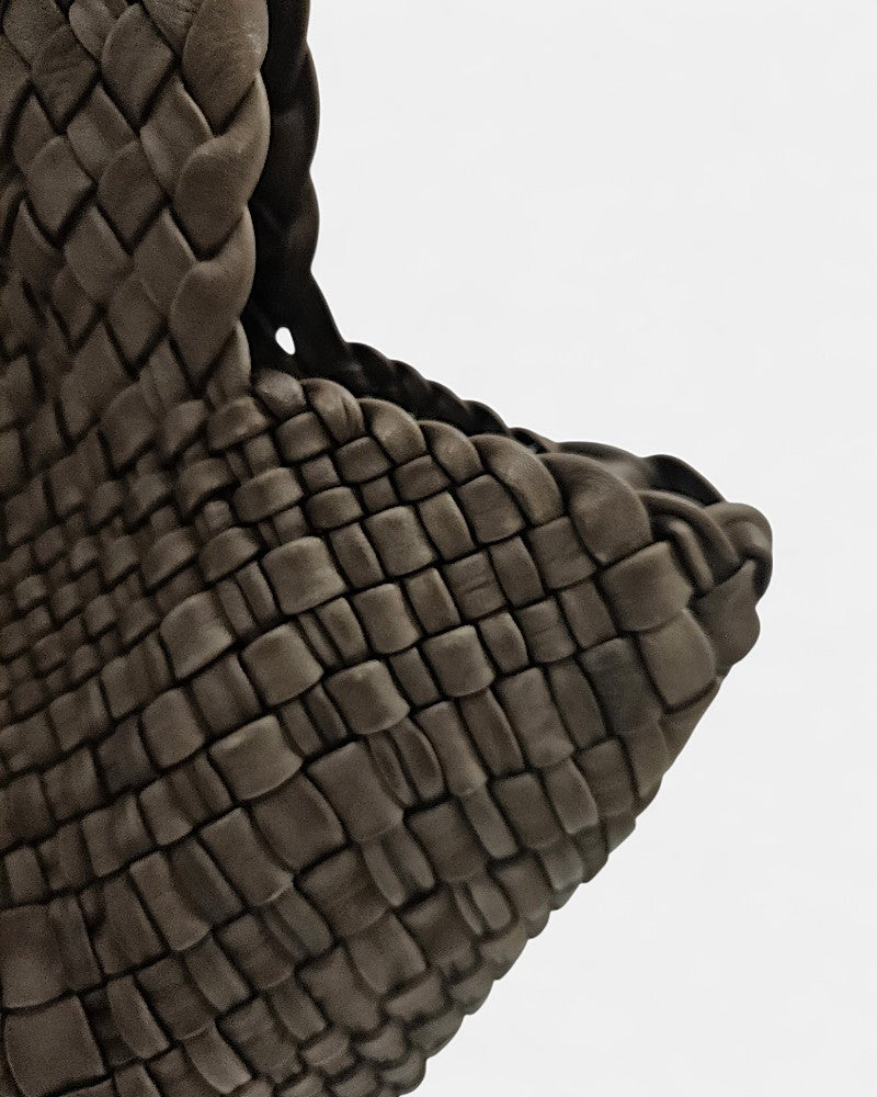 Bolso de mano en piel trenzada marrón