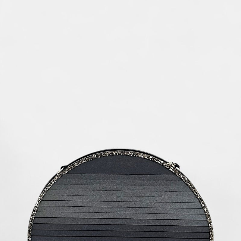 Bolso para invitada gris con adorno de cristal plata