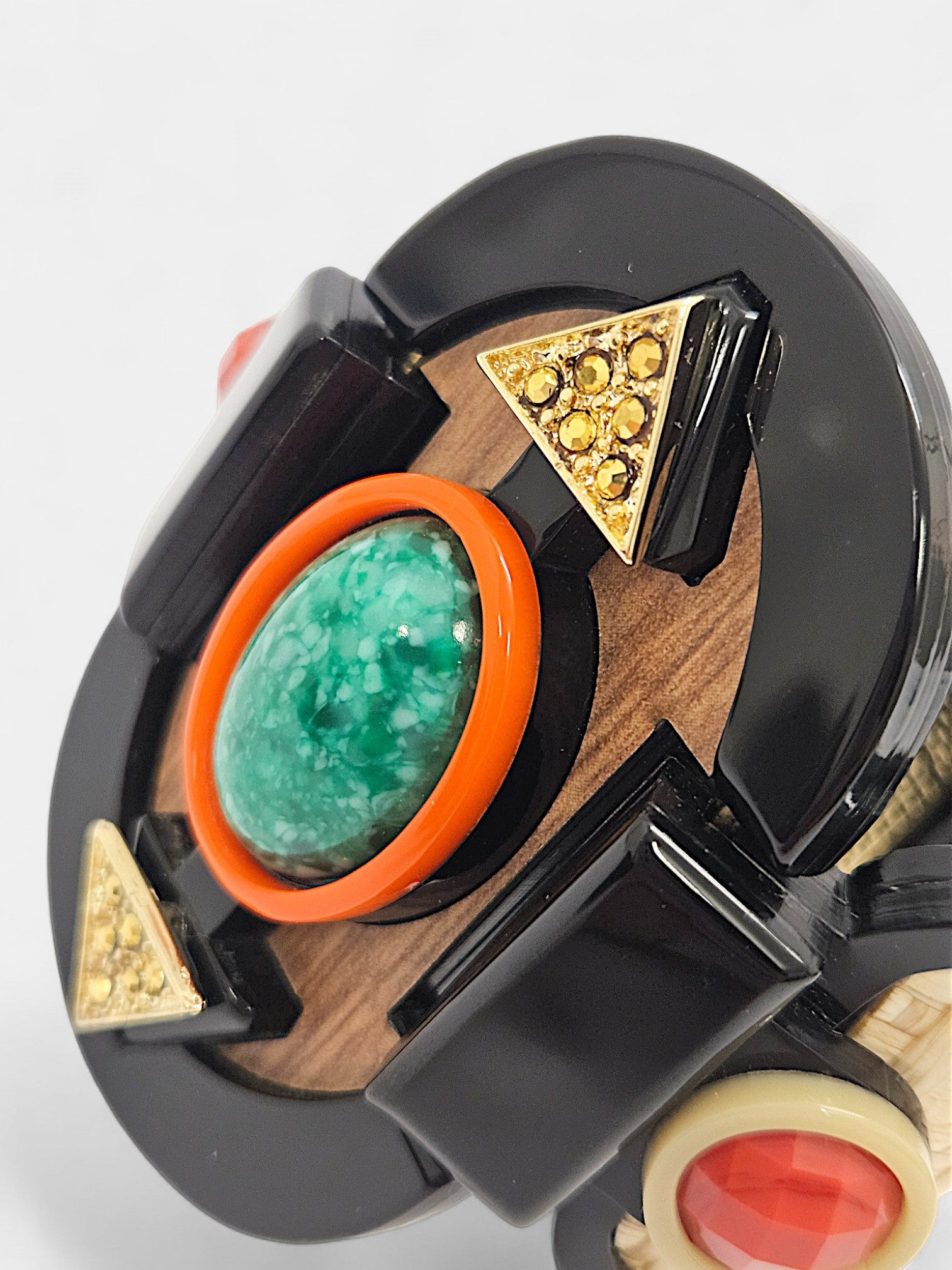 Brazalete Art Déco con piedras en verde esmeralda y rojo coral