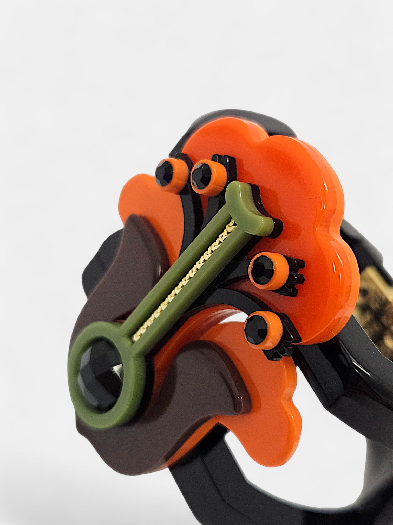 Brazalete Art Déco floral en resina negra