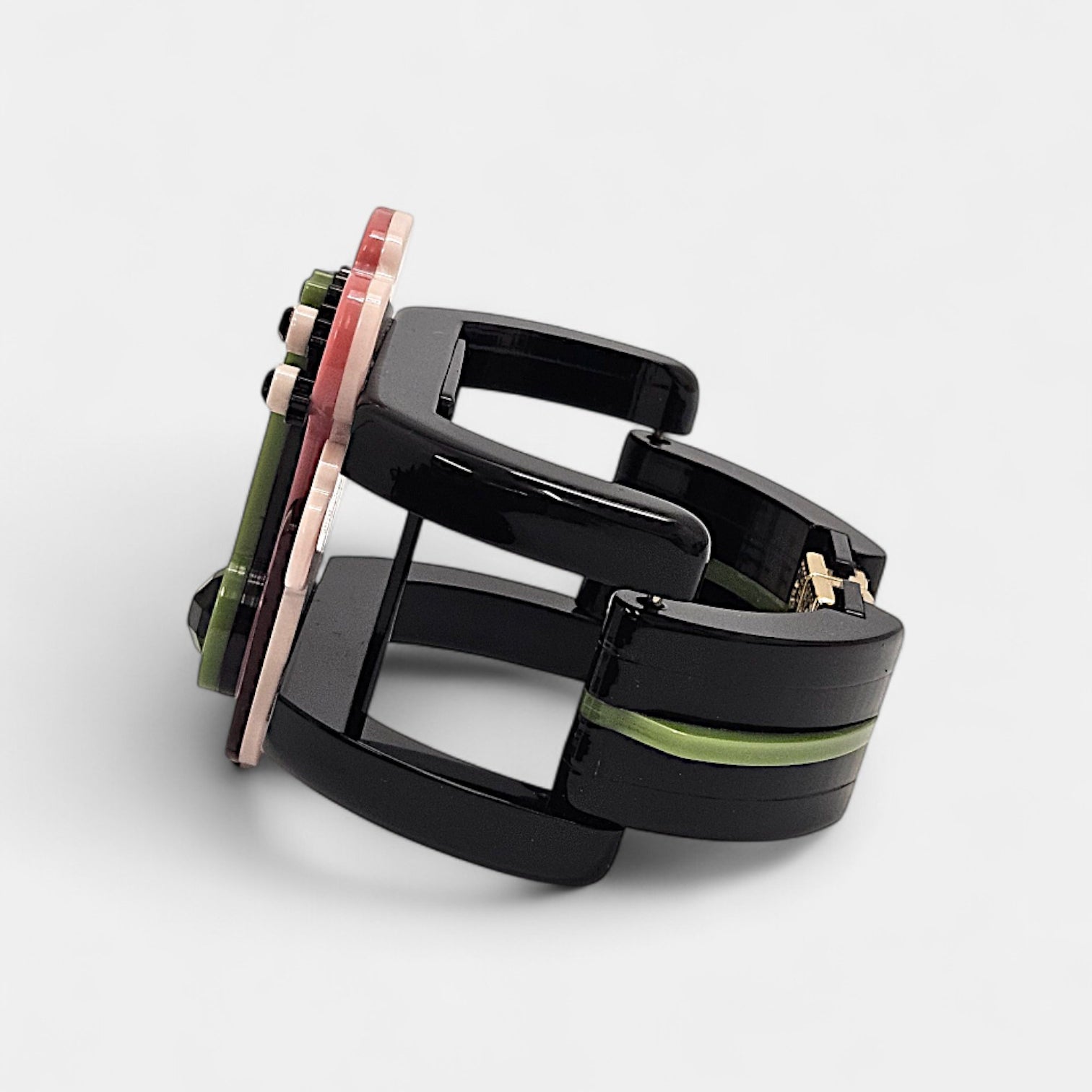 Brazalete Art Déco floral en resina rosa y negro