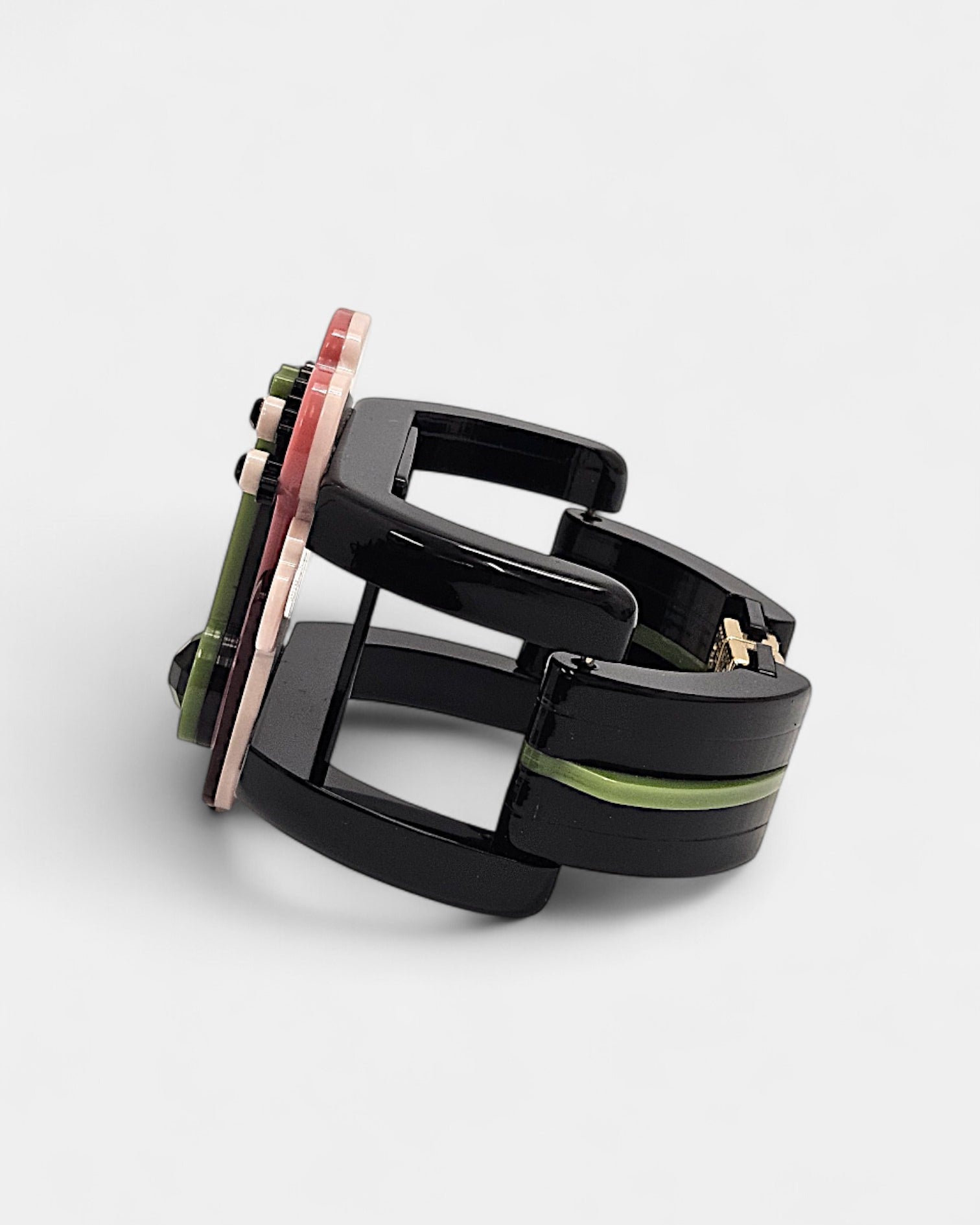 Brazalete Art Déco floral en resina rosa y negro