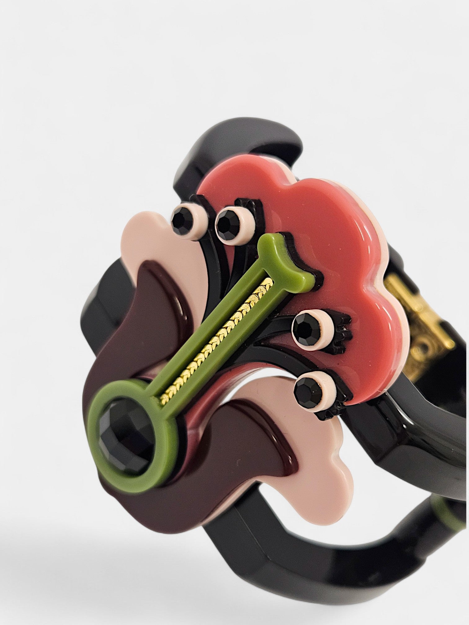 Brazalete Art Déco floral en resina rosa y negro