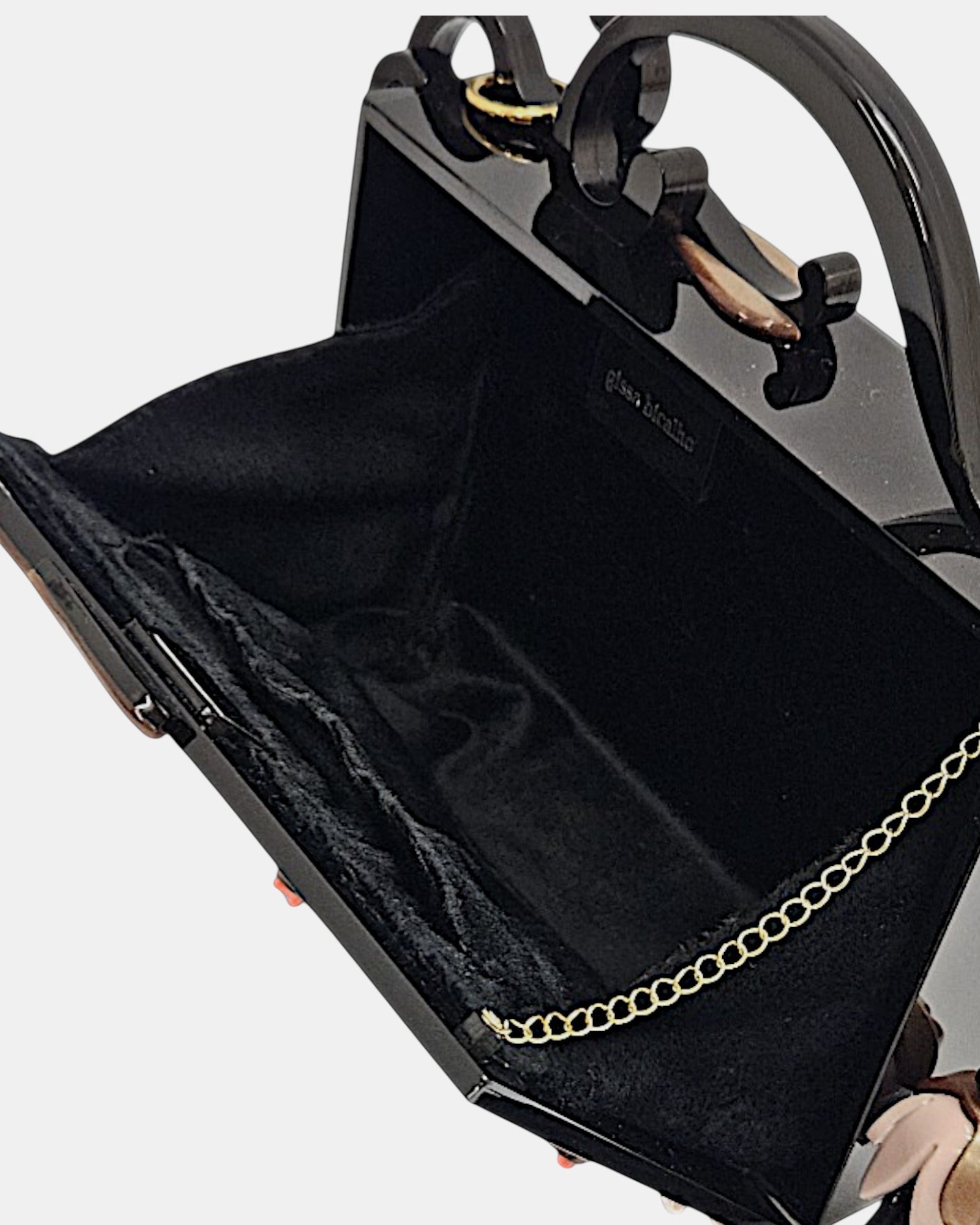 Bolso Gissa Bicalho de metacrilato negro con flores en relieve
