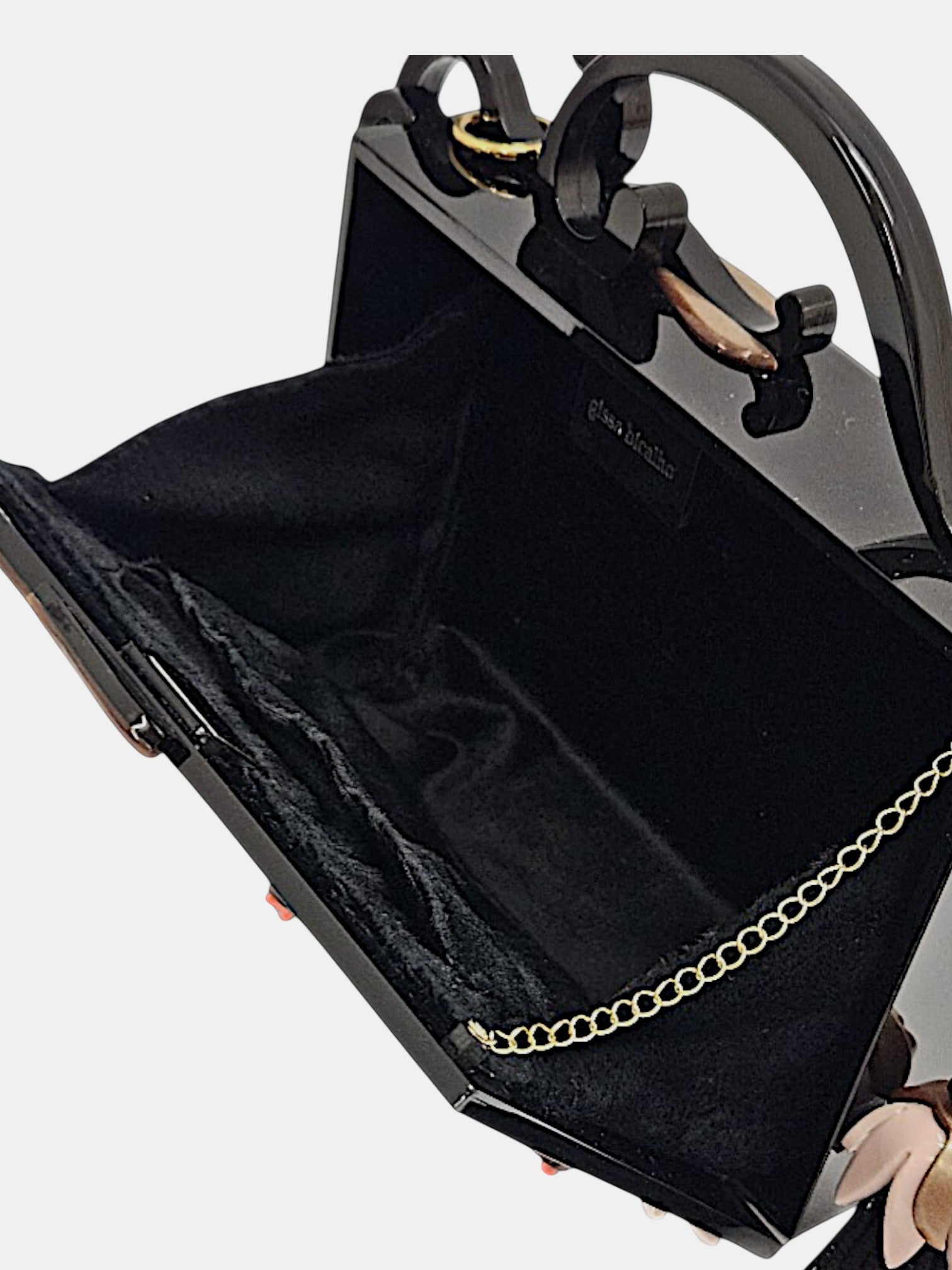 Bolso Gissa Bicalho de metacrilato negro con flores en relieve