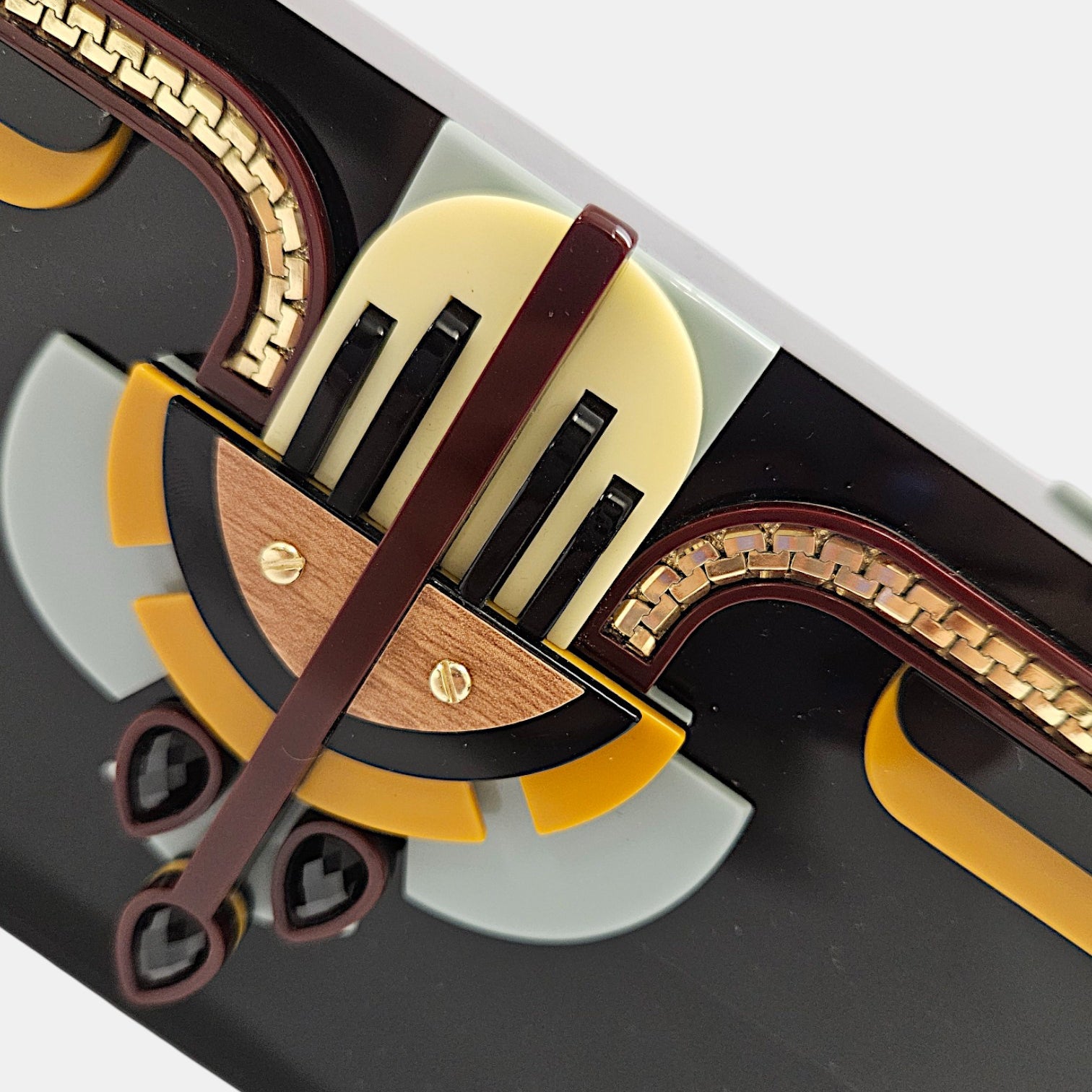 Clutch Gissa Bicalho negro acrílico con cadena dorada