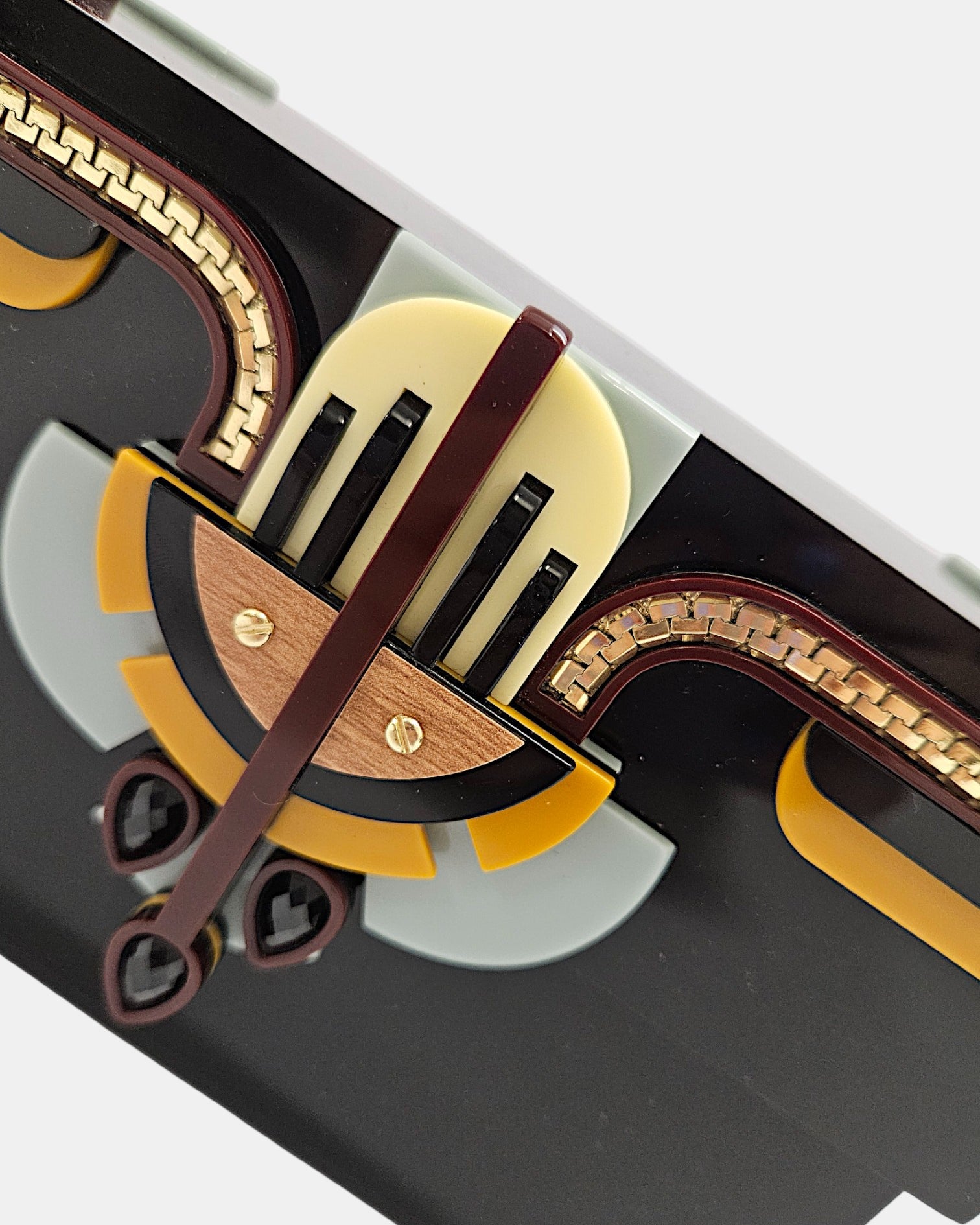 Clutch Gissa Bicalho negro acrílico con cadena dorada