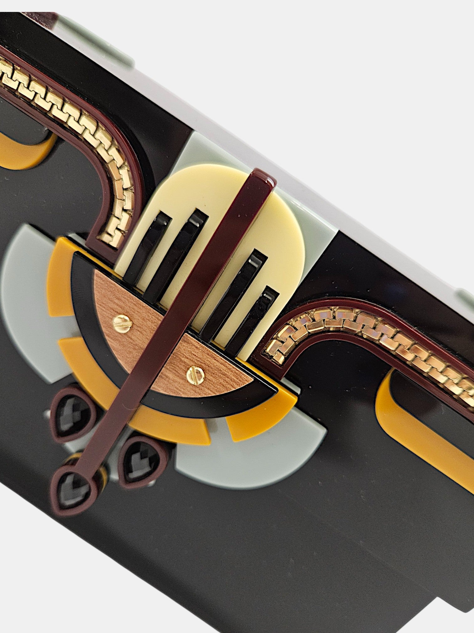 Clutch Gissa Bicalho negro acrílico con cadena dorada