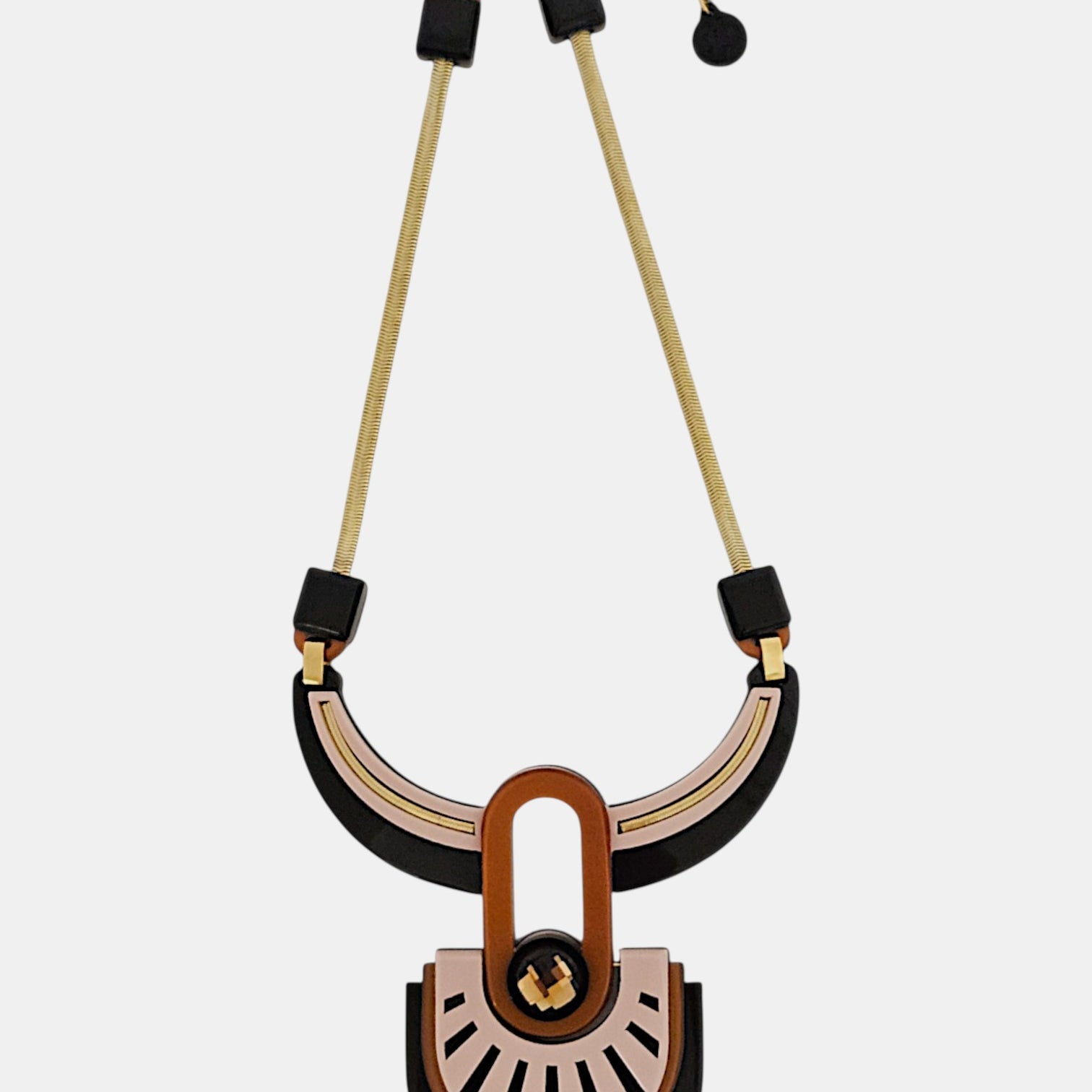 Collar Gissa Bicalho geométrico art déco en acrílico negro y rosa