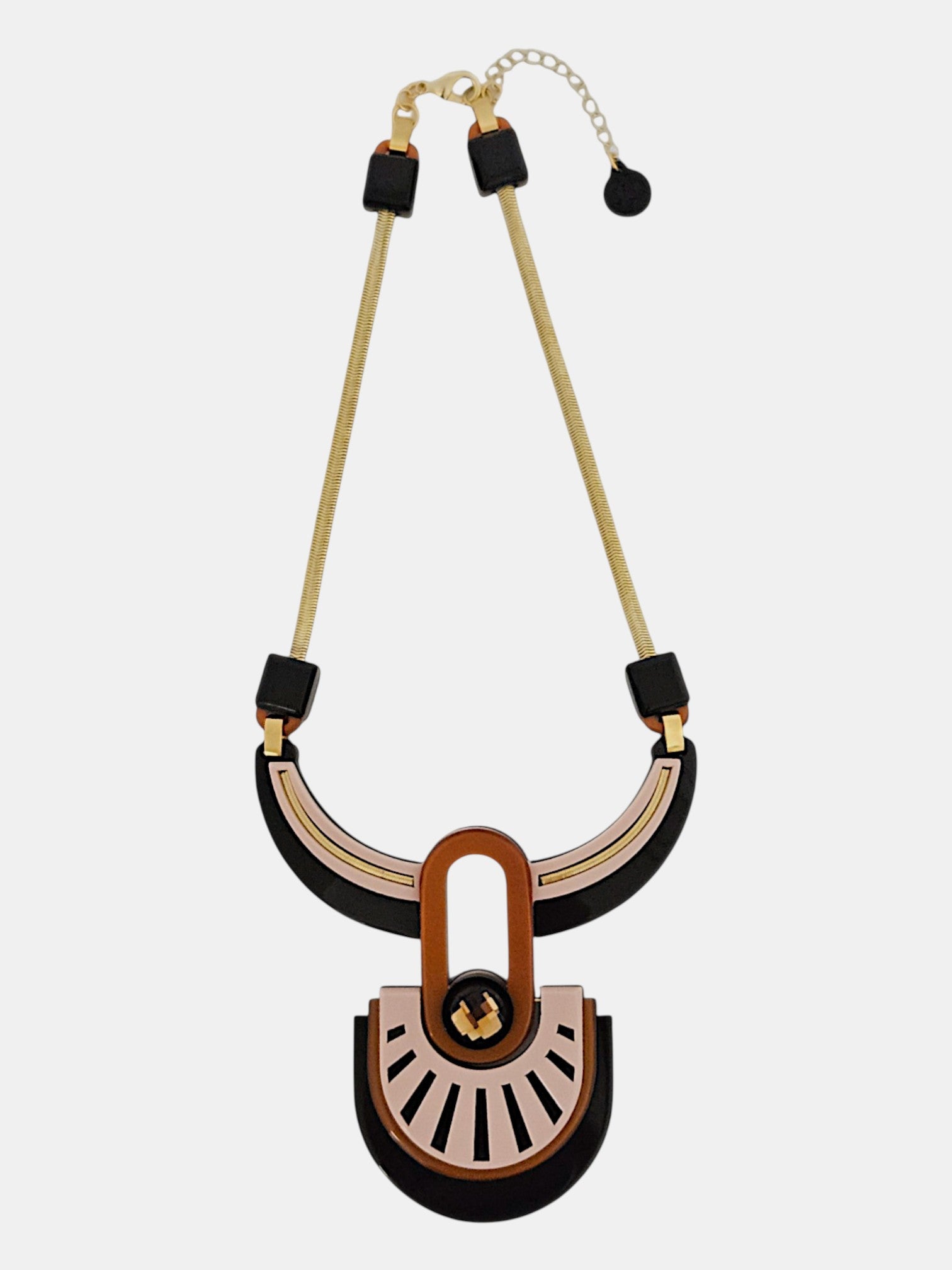 Collar Gissa Bicalho geométrico art déco en acrílico negro y rosa