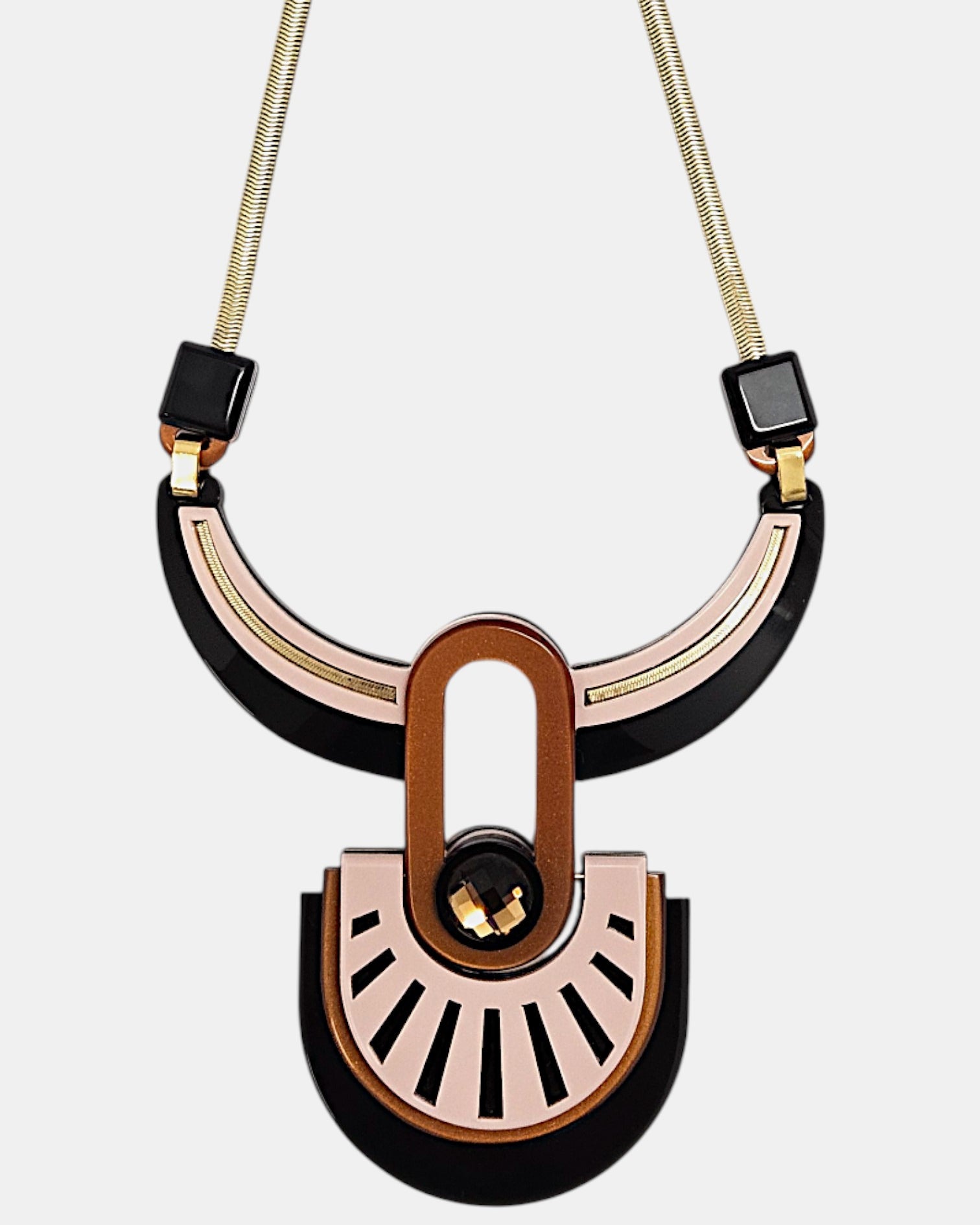 Collar Gissa Bicalho geométrico art déco en acrílico negro y rosa