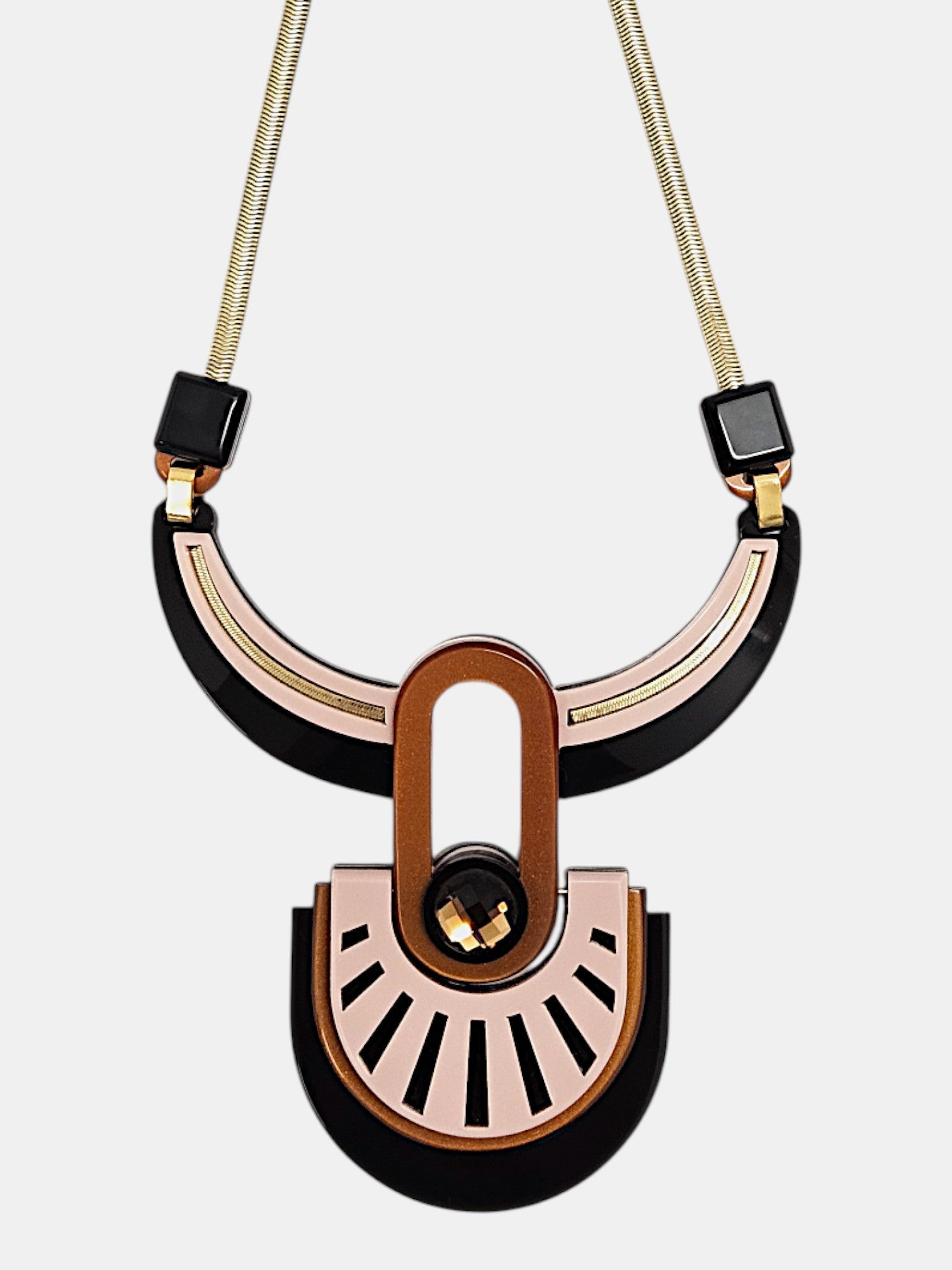 Collar Gissa Bicalho geométrico art déco en acrílico negro y rosa
