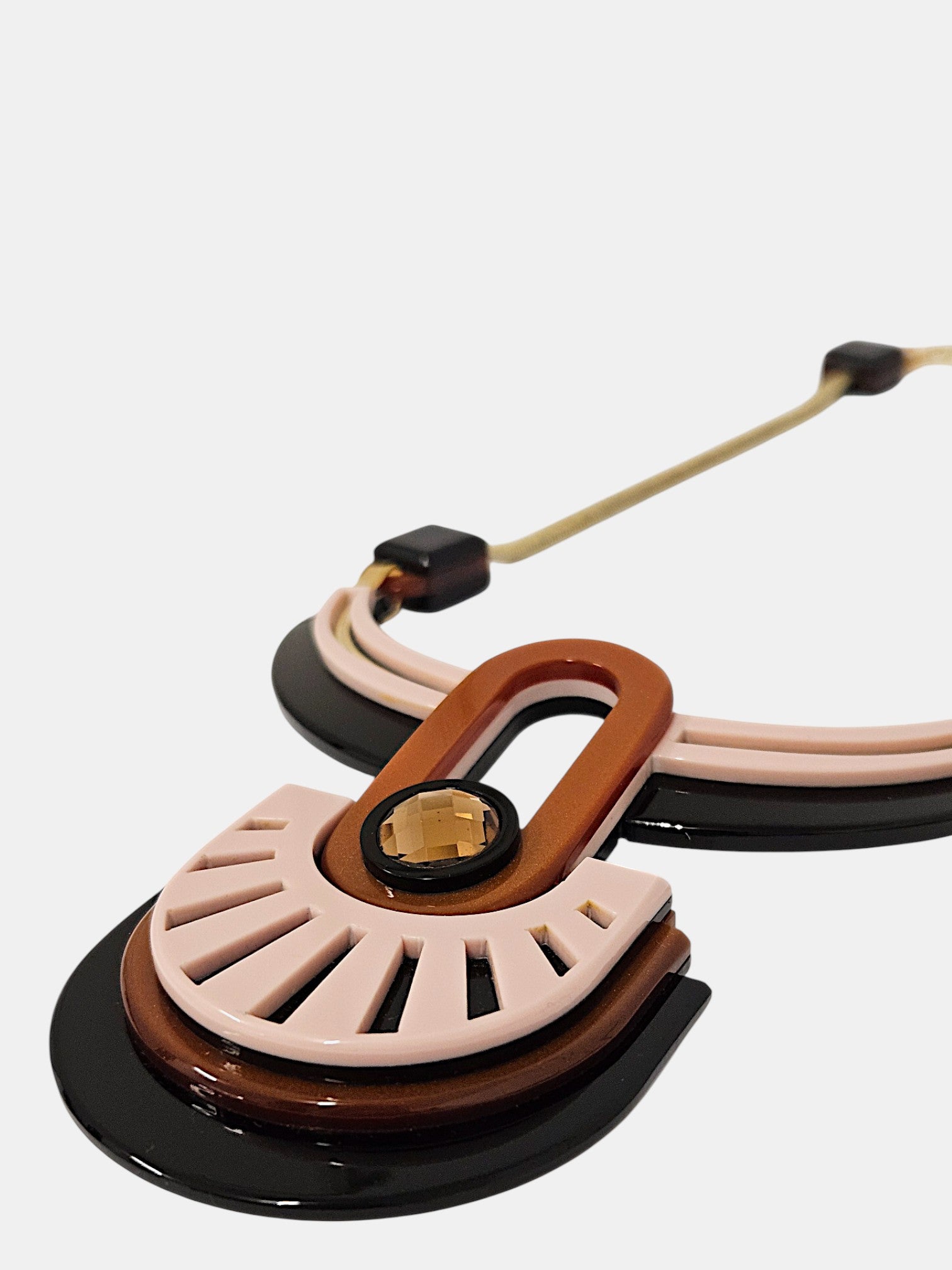 Collar Gissa Bicalho geométrico art déco en acrílico negro y rosa