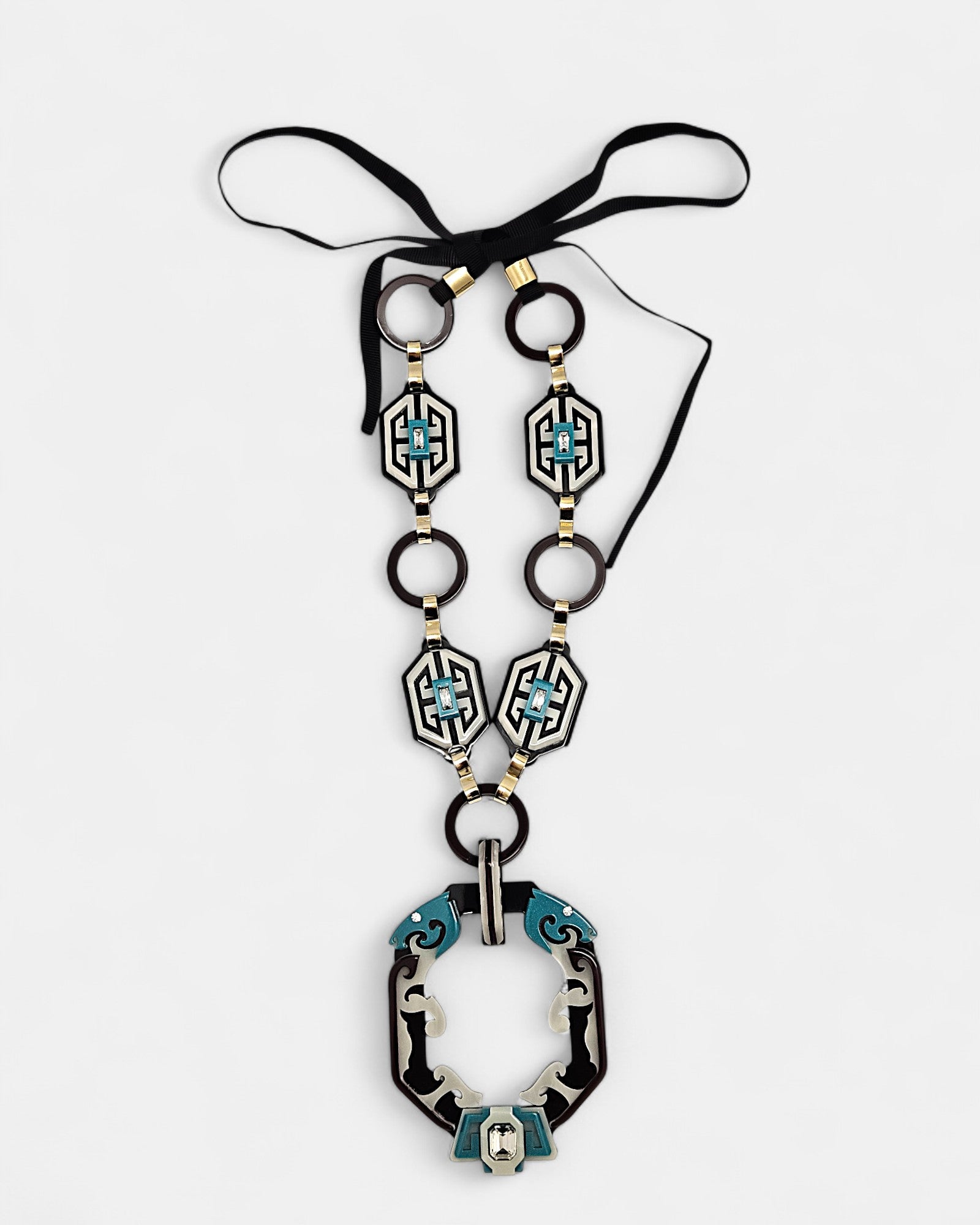 Collar Gissa Bicalho acrílico negro y turquesa con cinta