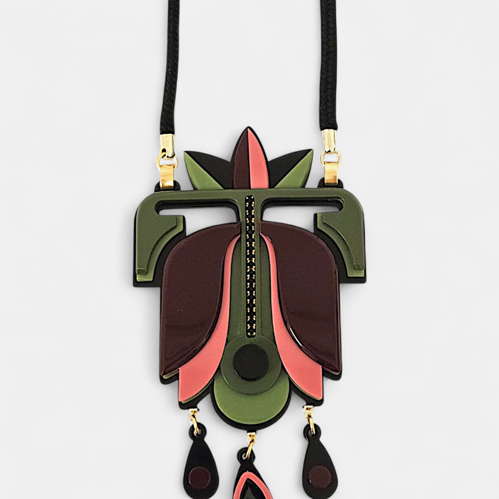 Collar largo Gissa Bicalho acrílico rosa y verde