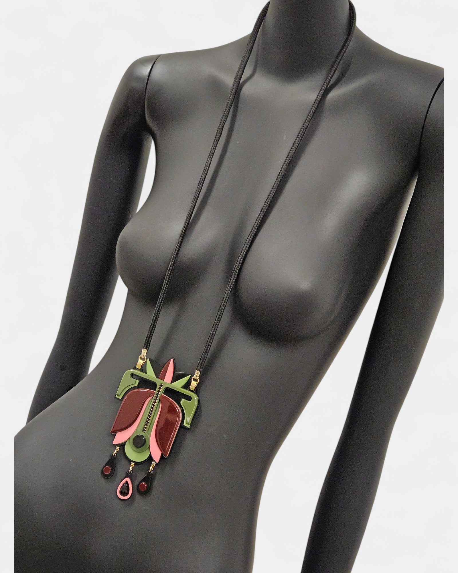 Collar largo Gissa Bicalho acrílico rosa y verde