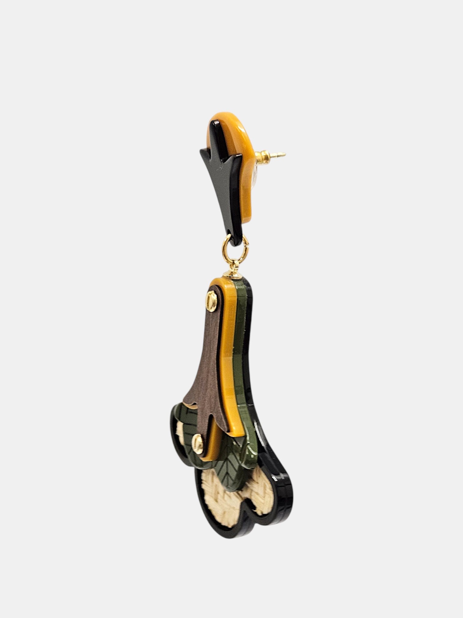 Pendientes artesanales Gissa Bicalho rafia y resina