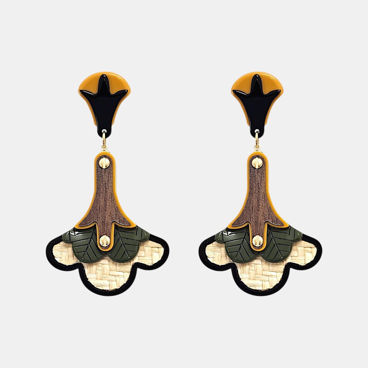 Pendientes artesanales Gissa Bicalho rafia y resina