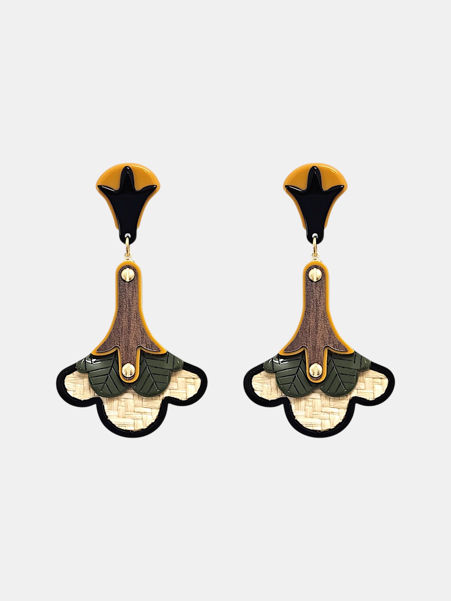 Pendientes artesanales Gissa Bicalho rafia y resina