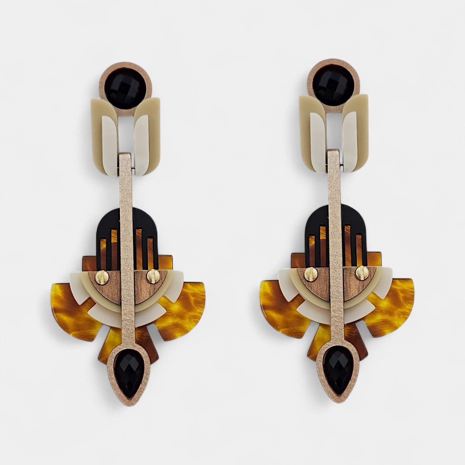 Pendientes geométricos Solaris de Gissa Bicalho