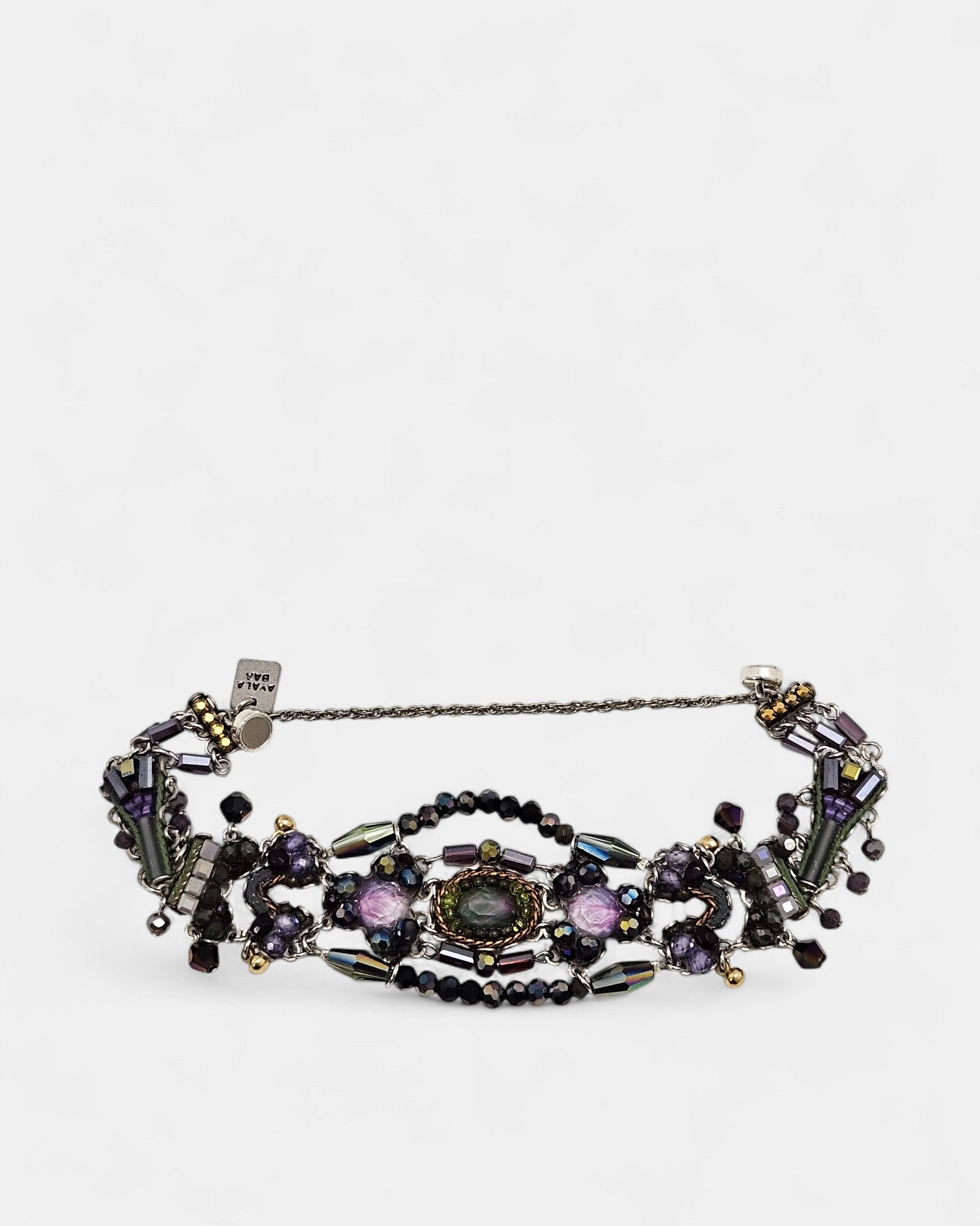 Pulsera artesanal con cristales y esmalte en tonos amatista, verde y fucsia