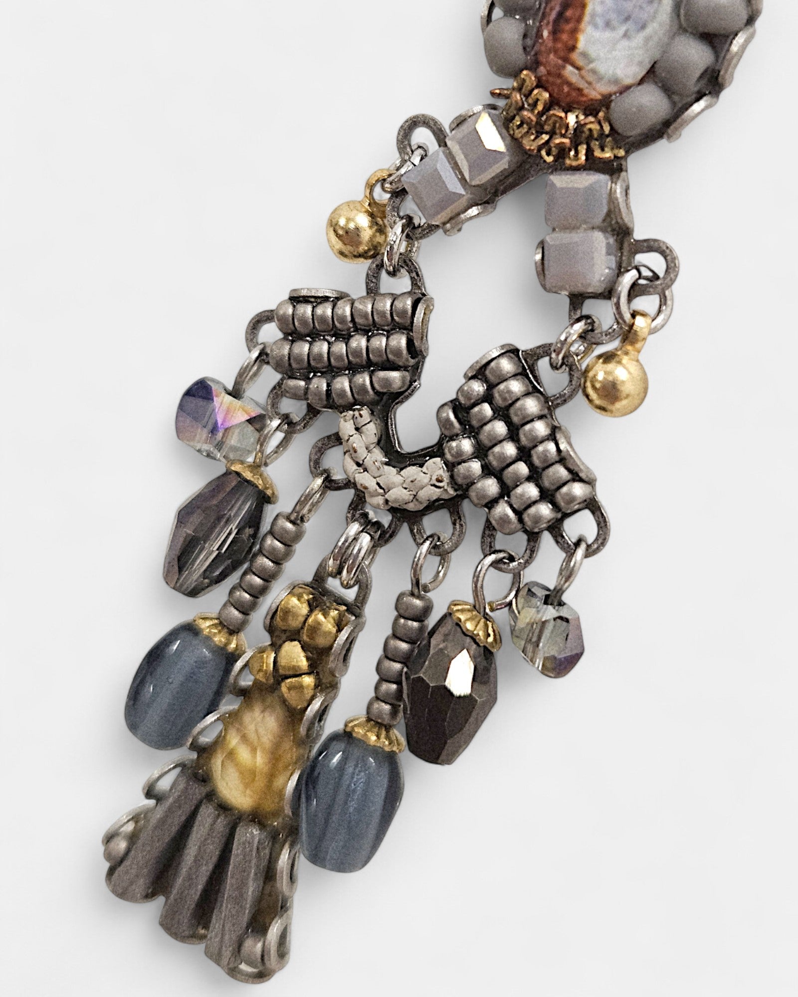 Pendientes Largos Artesanales Plateados con Cristales y Detalles Dorados Mist