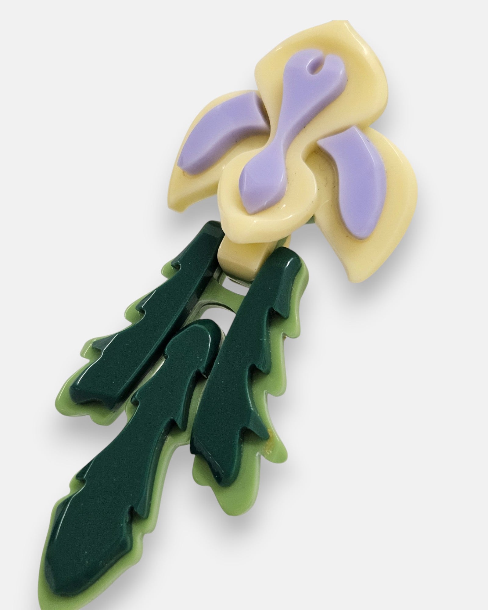 Detalle detallado del tallado de la flor y las hojas de resina de los pendientes "Iris".