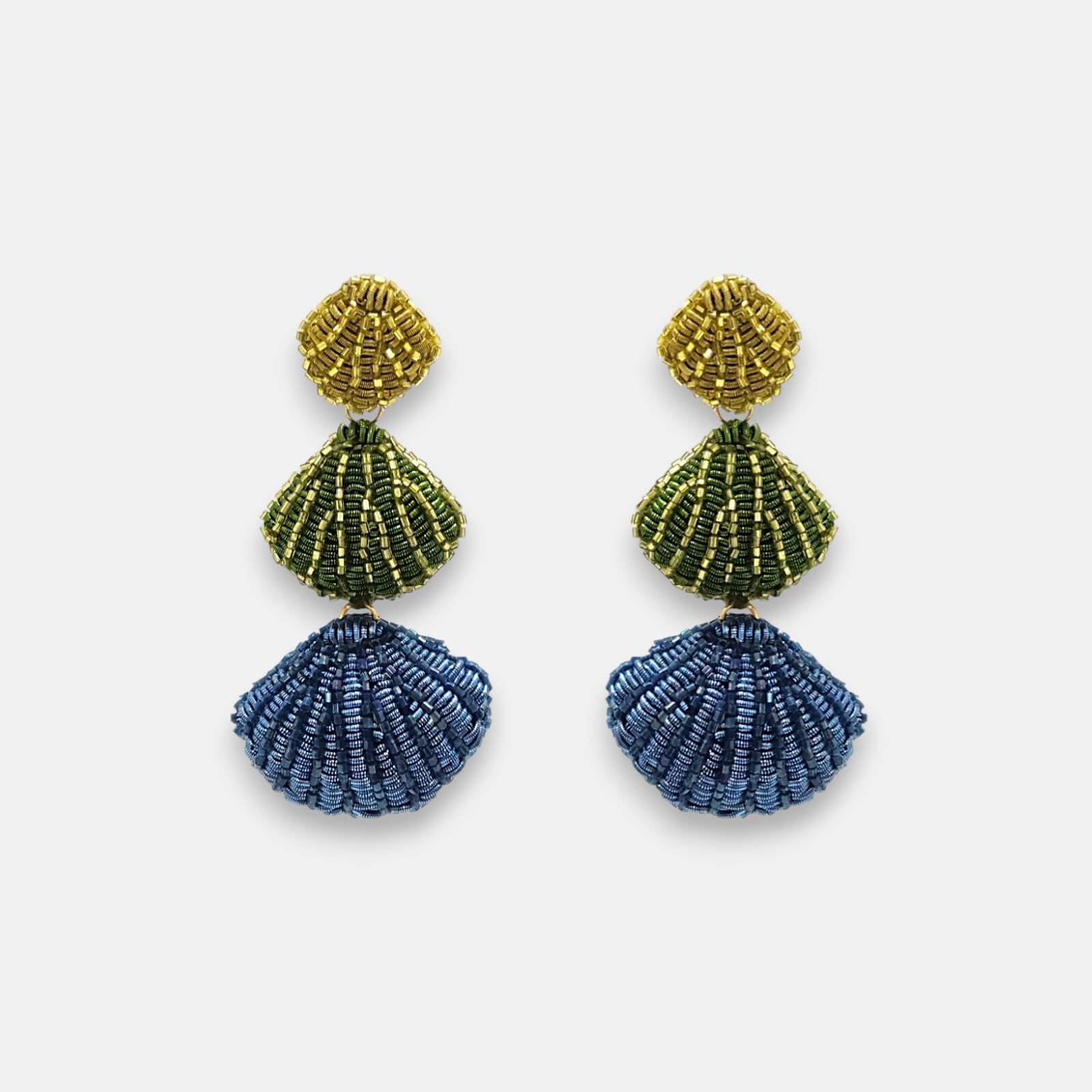 Pendientes "Trilogía Marina" de hilo metálico con formas de conchas en degradado dorado, verde y azul sobre fondo claro.