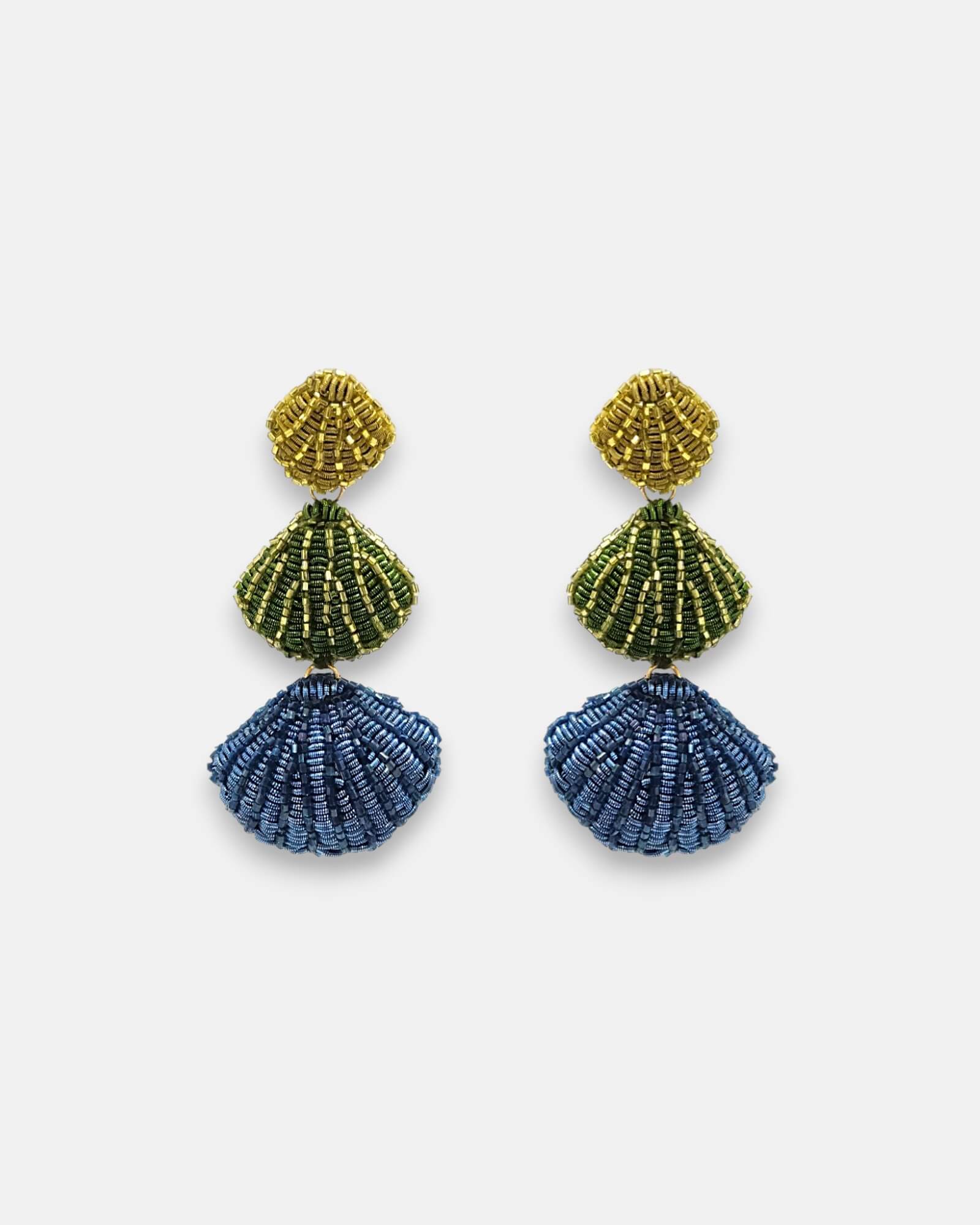 Pendientes "Trilogía Marina" de hilo metálico con formas de conchas en degradado dorado, verde y azul sobre fondo claro.