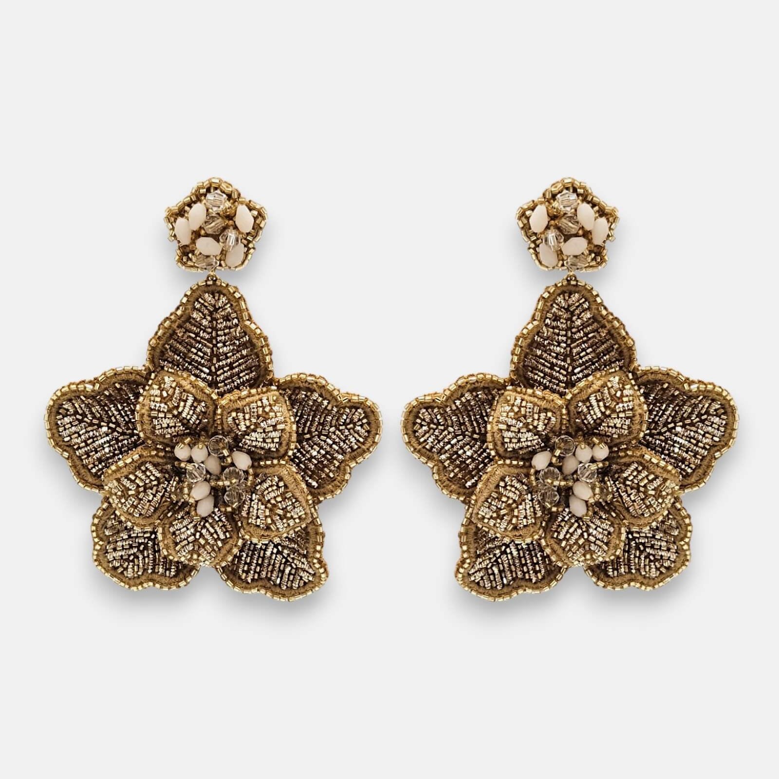 Par de pendientes "Jardín de Medianoche" bordados a mano con diseño floral sobre fondo claro.