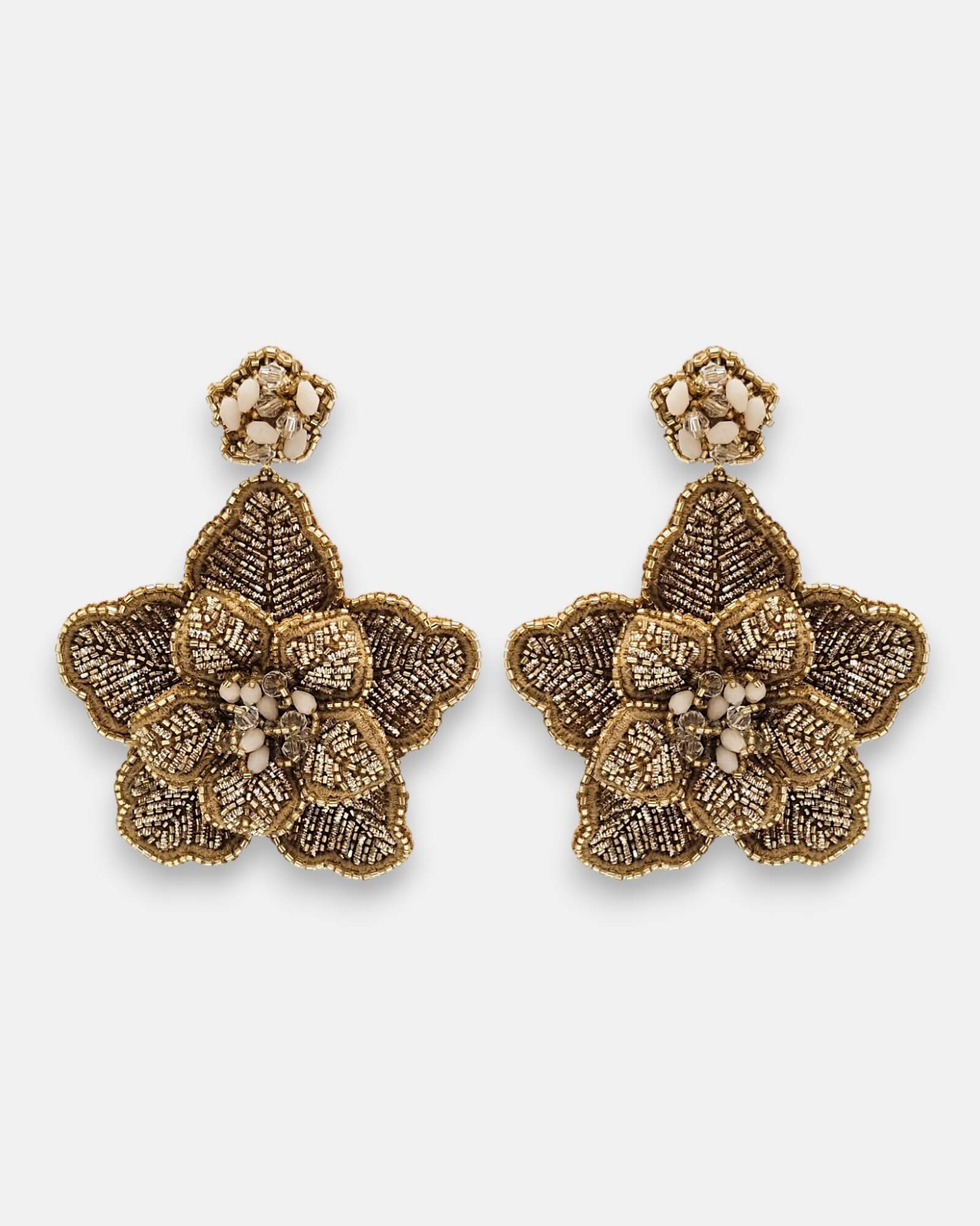 Par de pendientes "Jardín de Medianoche" bordados a mano con diseño floral sobre fondo claro.