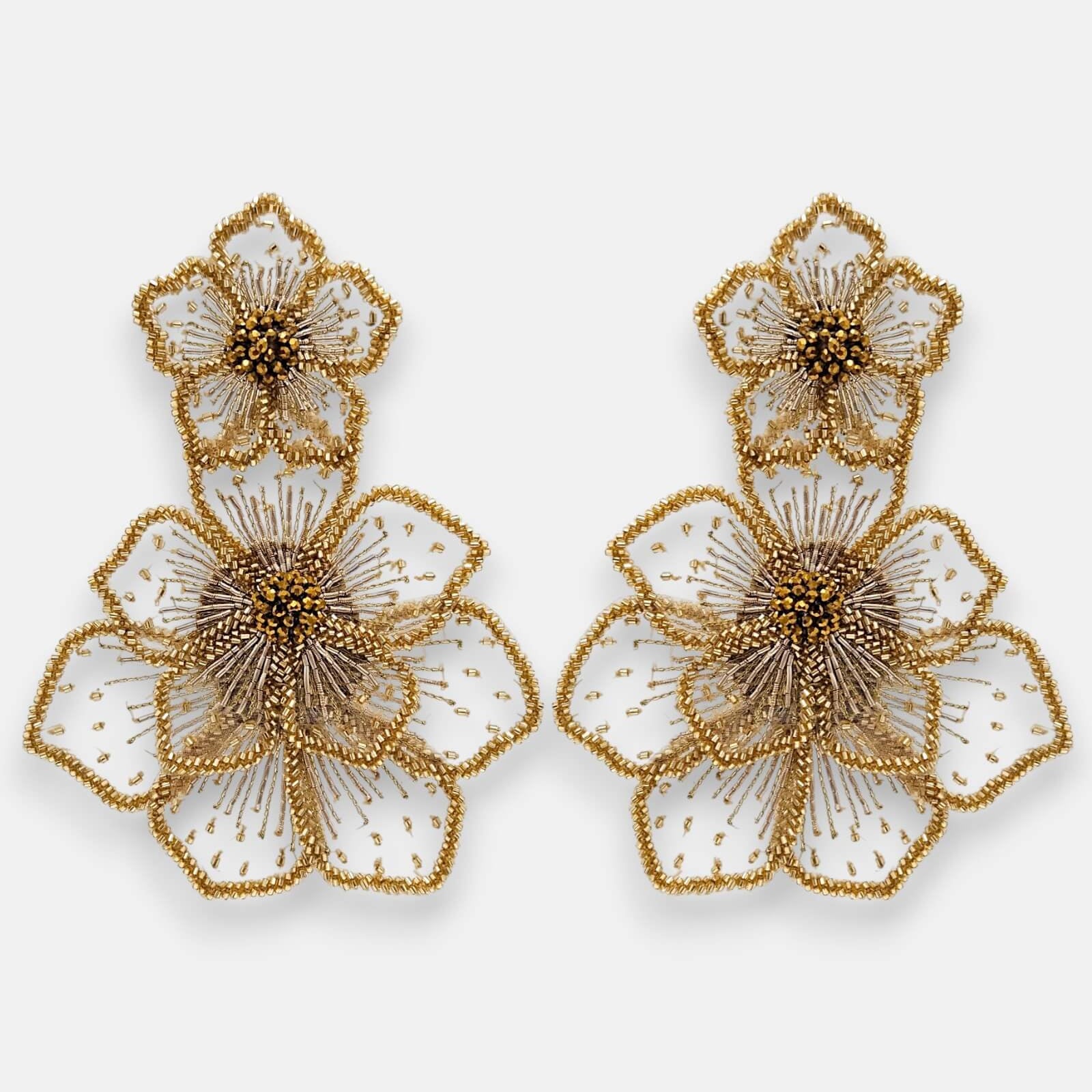Par de pendientes "Jardín de Medianoche" bordados a mano con diseño floral sobre fondo claro.
