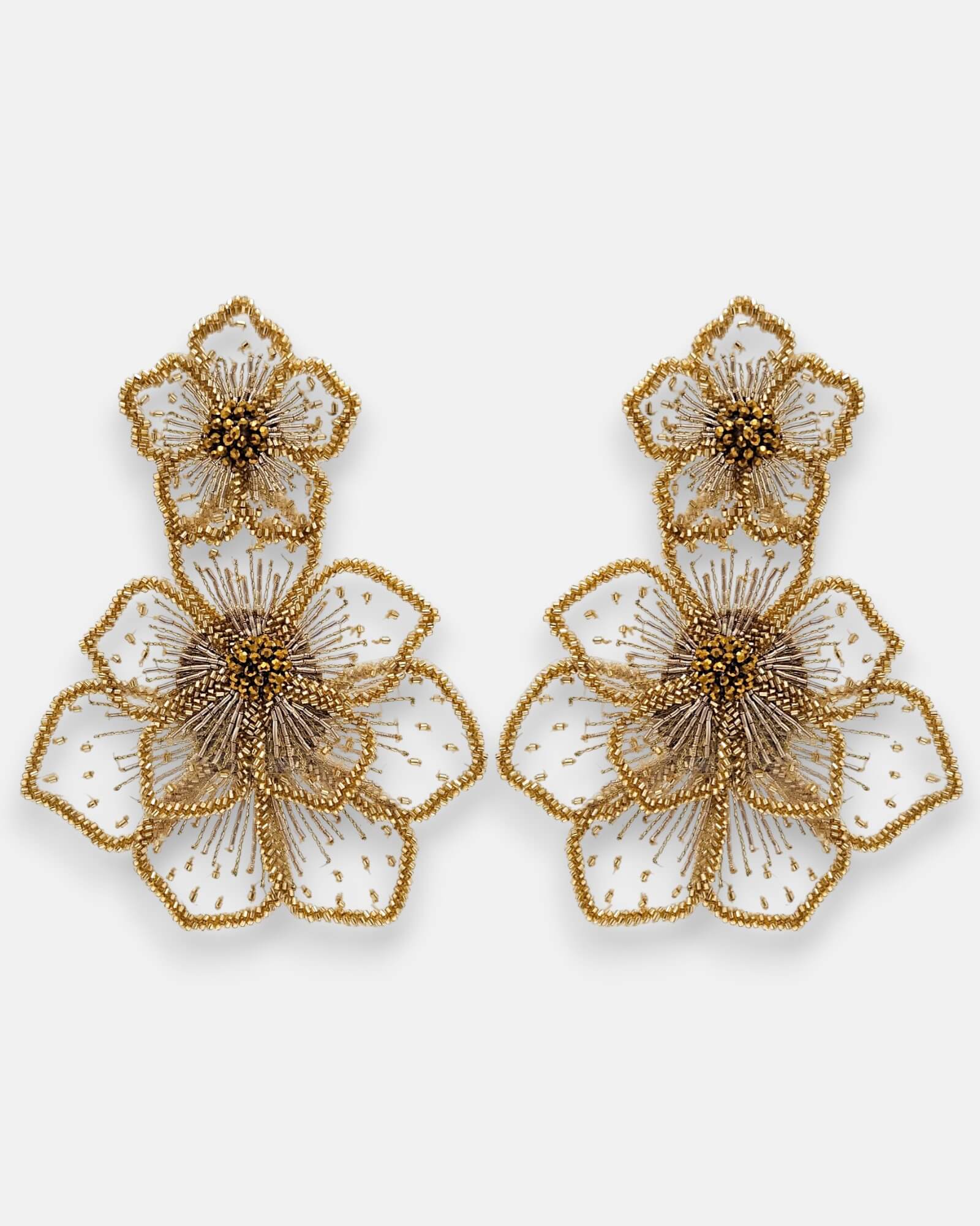 Par de pendientes "Jardín de Medianoche" bordados a mano con diseño floral sobre fondo claro.