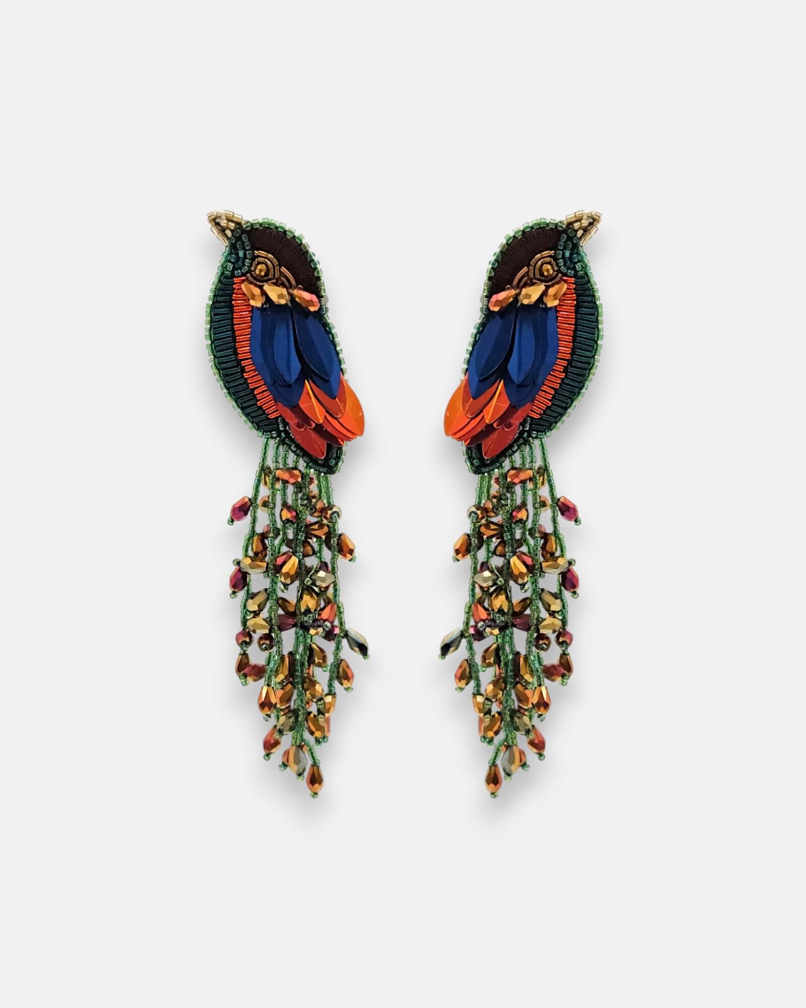 Par de pendientes "Vuelo Tropical" con diseño de ave exótica y cascada de cuentas en tonos azules y naranjas sobre fondo claro.