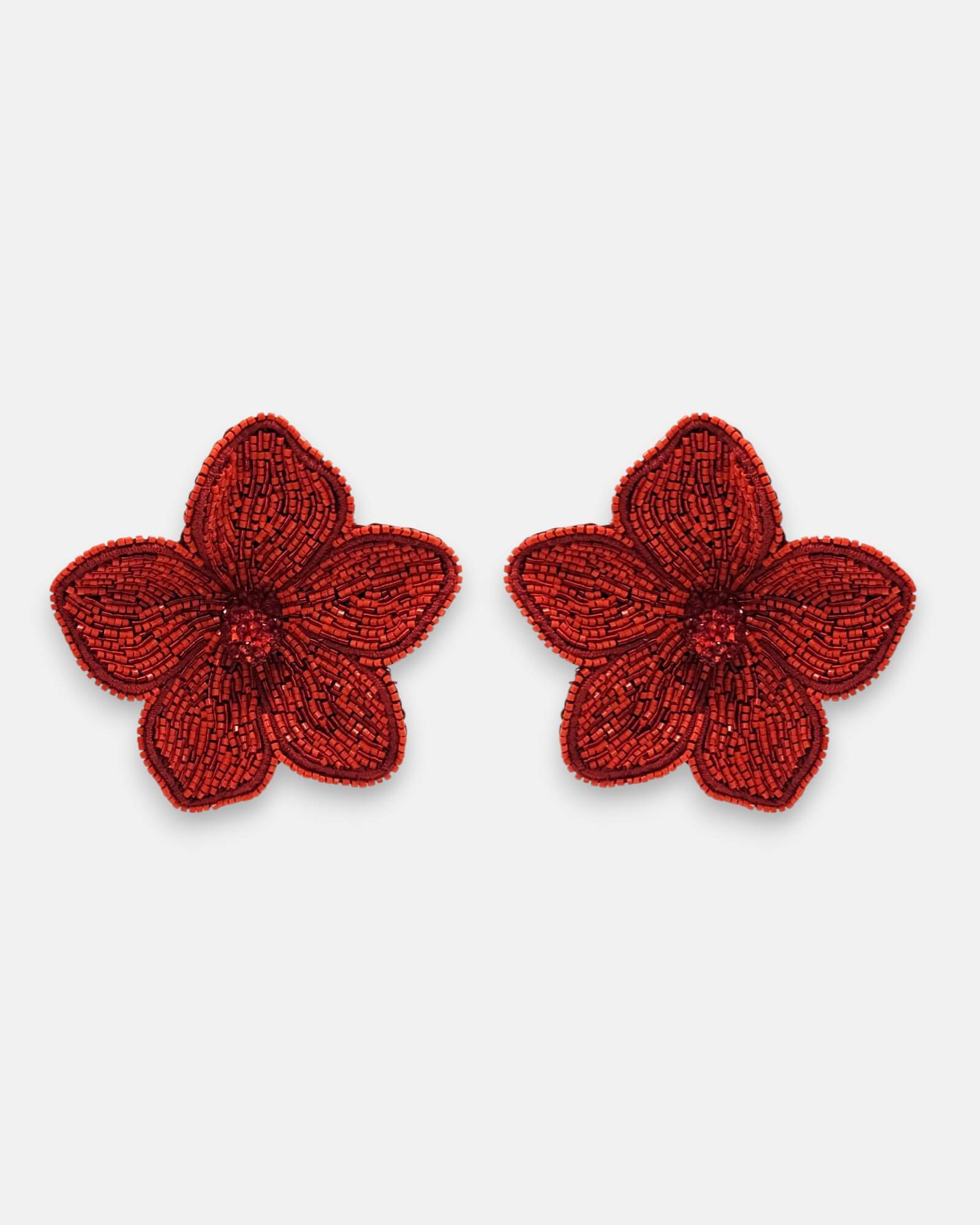 Pendientes "Pasión Carmesí" con diseño floral bordado en rojo intenso sobre fondo claro.