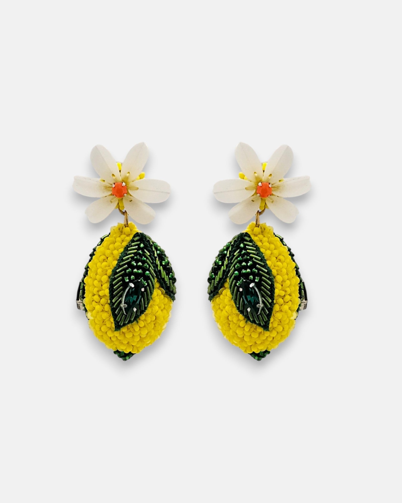 Pendientes "Citric Joy" en forma de limón bordado con flor blanca superior sobre fondo claro.
