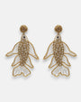 Pendientes "Danza de Oro" con diseño de pez bordado en pedrería dorada y plateada sobre tul transparente sobre fondo claro.