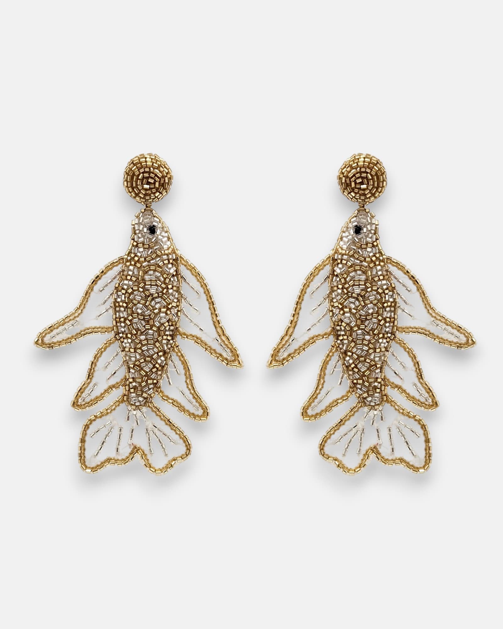 Pendientes "Danza de Oro" con diseño de pez bordado en pedrería dorada y plateada sobre tul transparente sobre fondo claro.