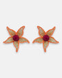 Pendientes "Jardín de Hespérides" con diseño de flor bordada sobre tul en tonos coral y centro carmesí sobre fondo claro.