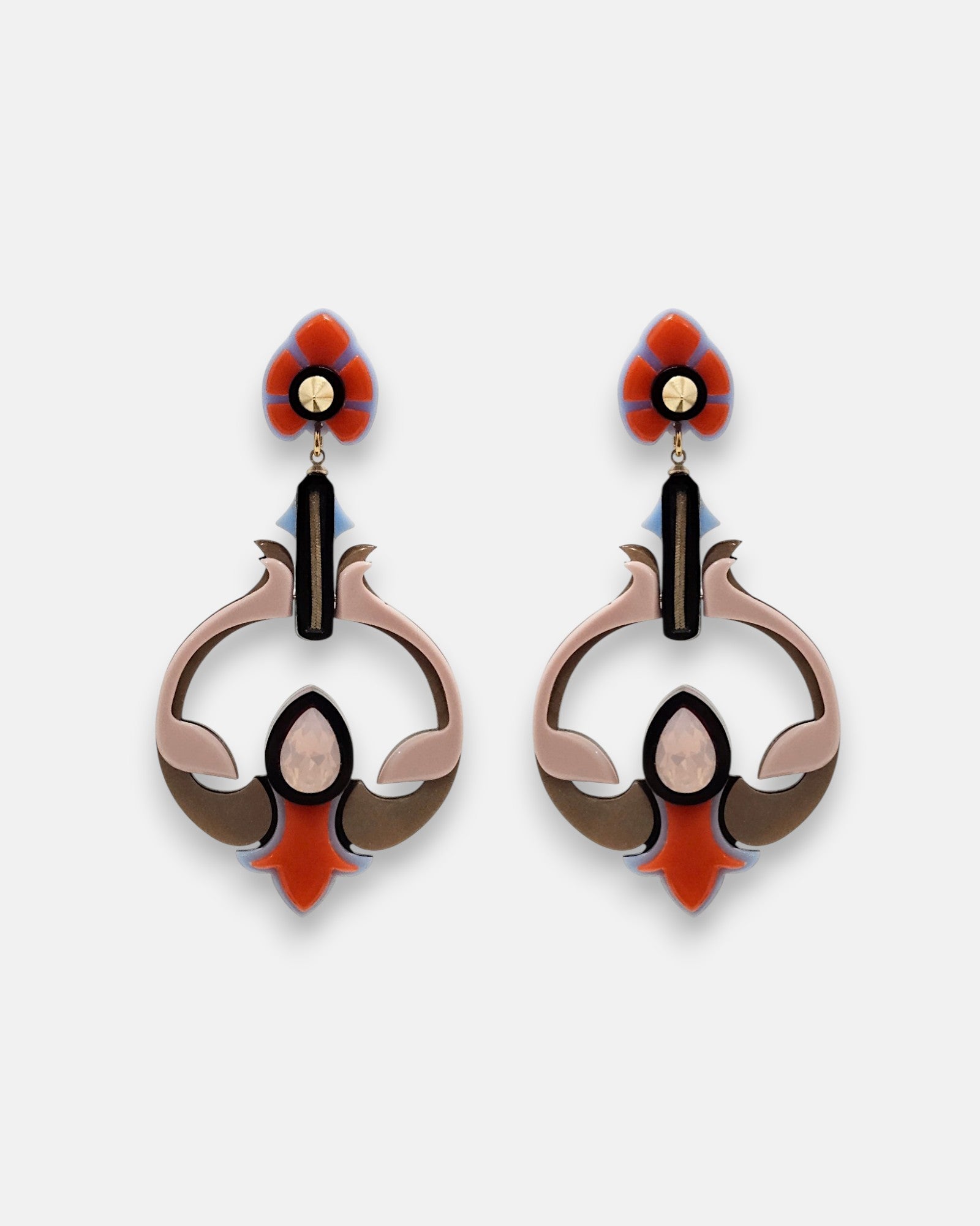 Par de pendientes "Vitraux" de Gissa Bicalho con diseño circular y trébol en resina naranja, rosa y azul sobre fondo blanco.