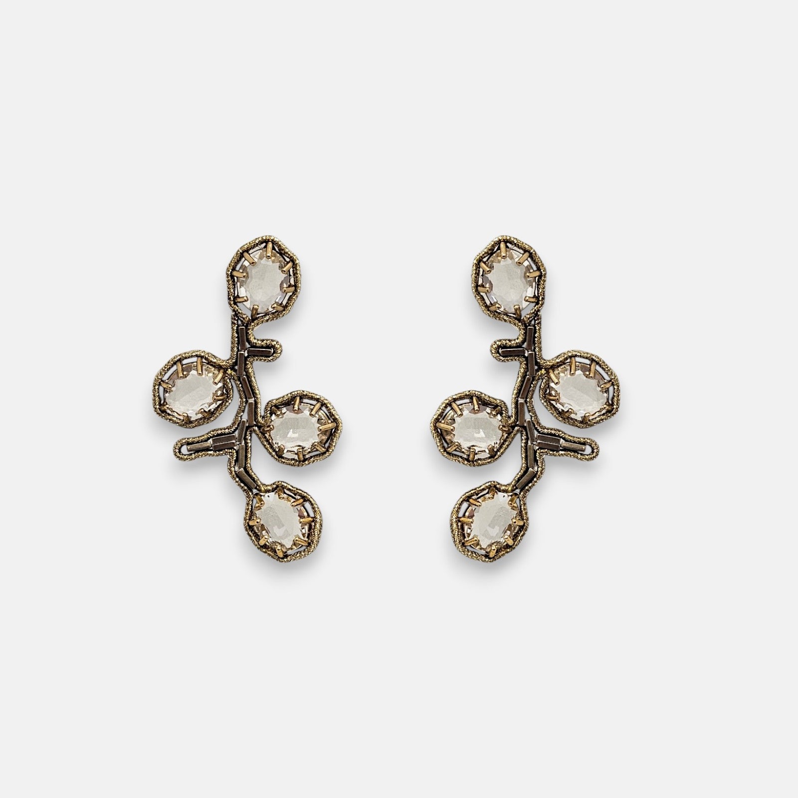 Pareja de pendientes Tataborello con diseño de rama y cuatro cristales transparentes.