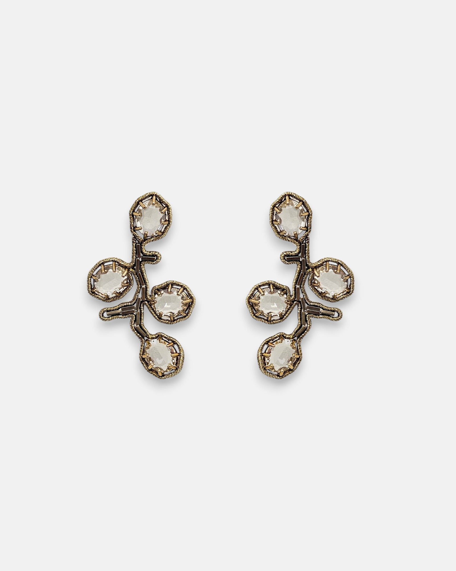 Pareja de pendientes Tataborello con diseño de rama y cuatro cristales transparentes.