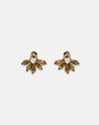 Pareja de pendientes Tataborello dorados con diseño de pétalos estriados y cristal ovalado.