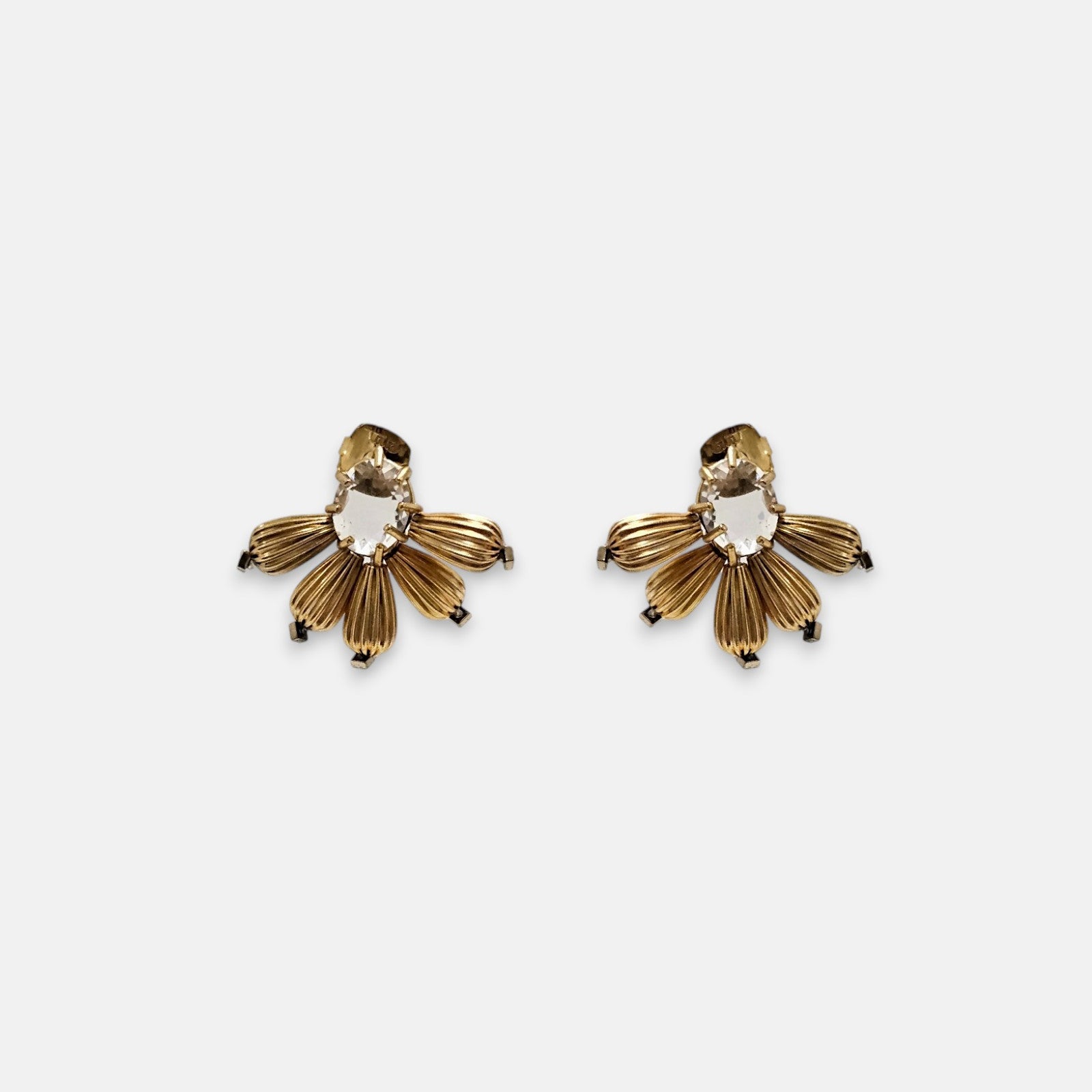 Pareja de pendientes Tataborello dorados con diseño de pétalos estriados y cristal ovalado.