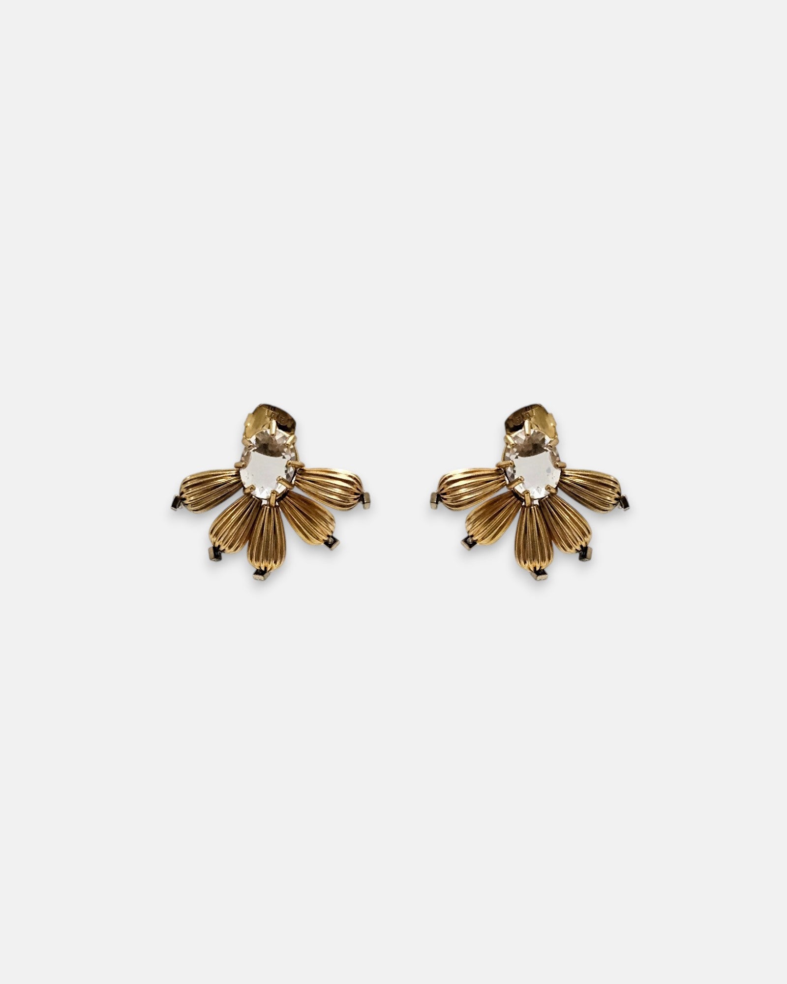 Pareja de pendientes Tataborello dorados con diseño de pétalos estriados y cristal ovalado.