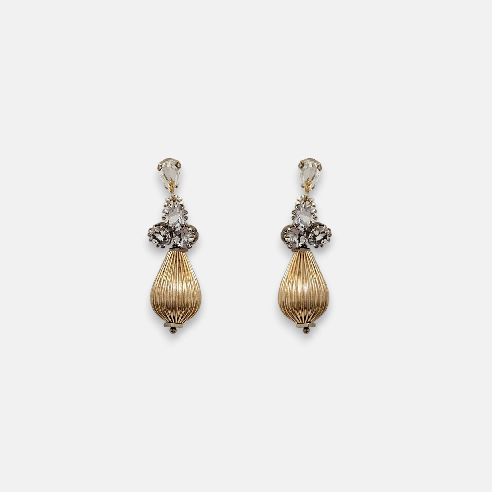 Pareja de pendientes Tataborello con cristales tallados y pieza dorada en forma de ánfora.