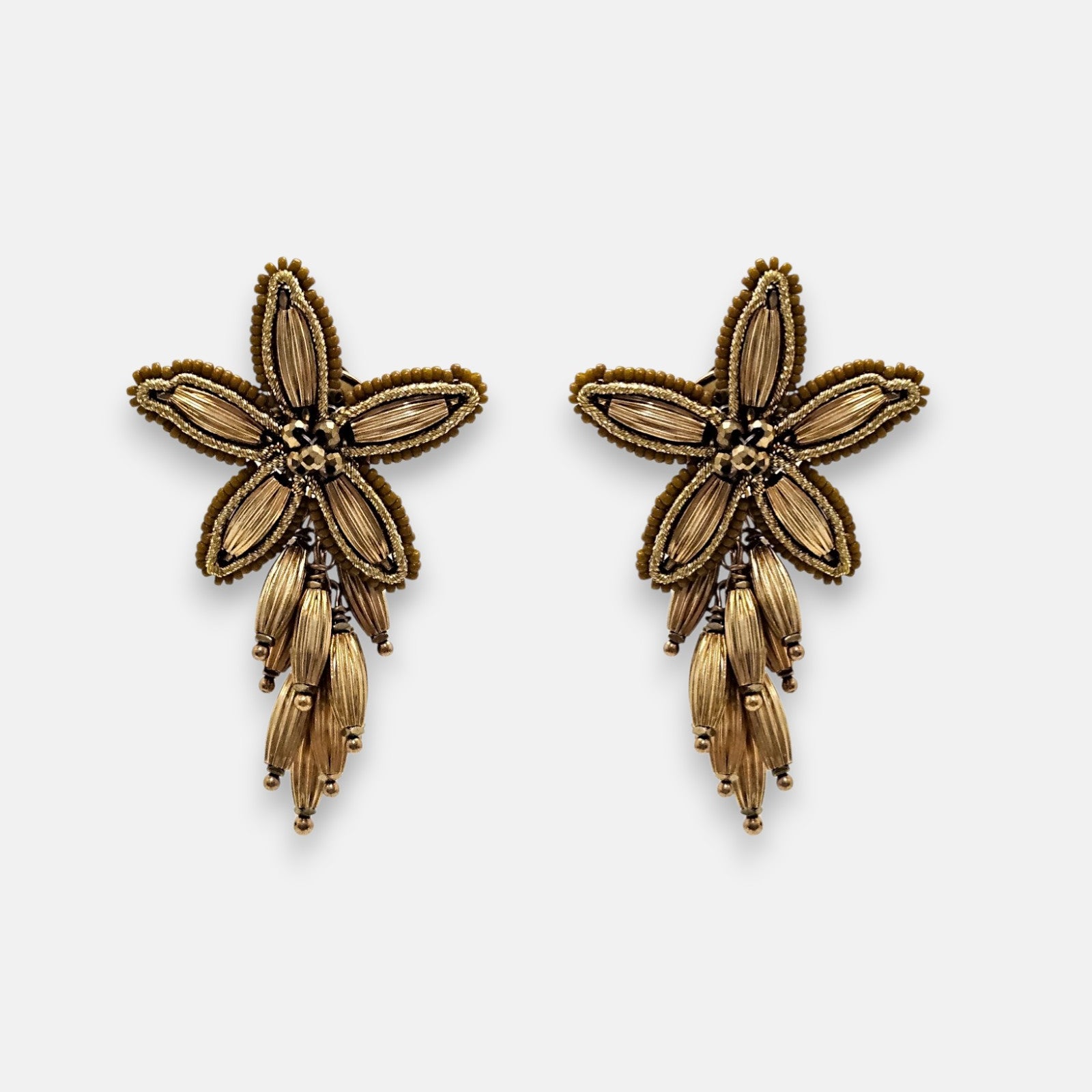 Pareja de pendientes Tataborello con diseño de flor bordada y caída de pétalos metálicos dorados.