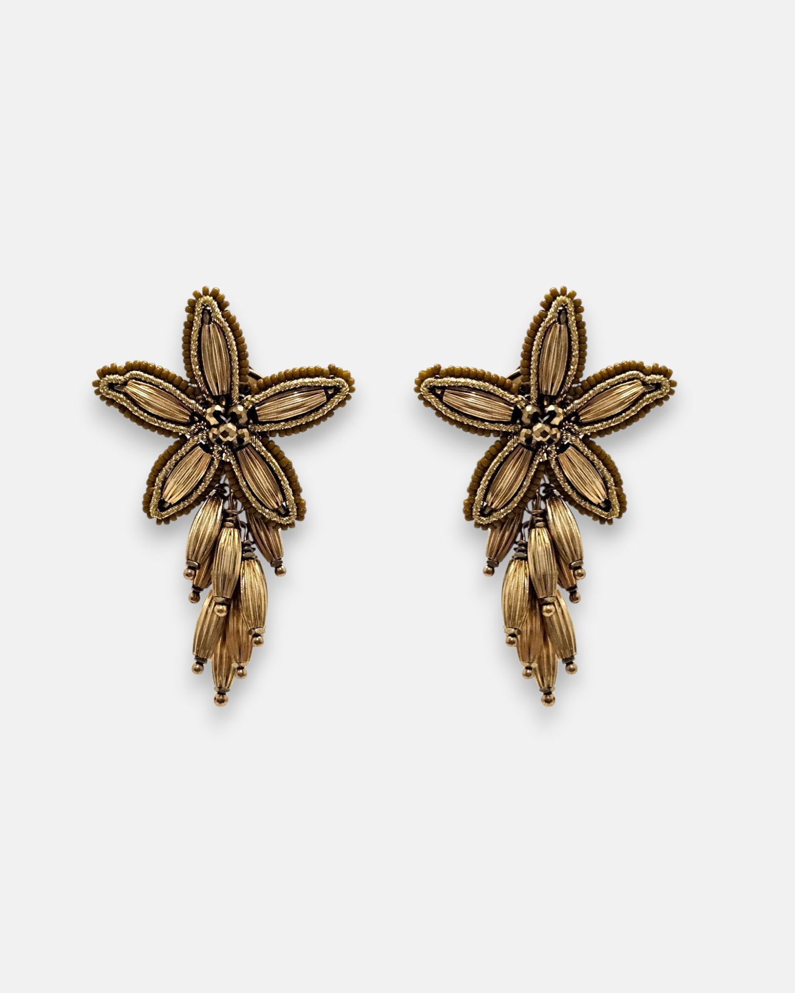 Pareja de pendientes Tataborello con diseño de flor bordada y caída de pétalos metálicos dorados.
