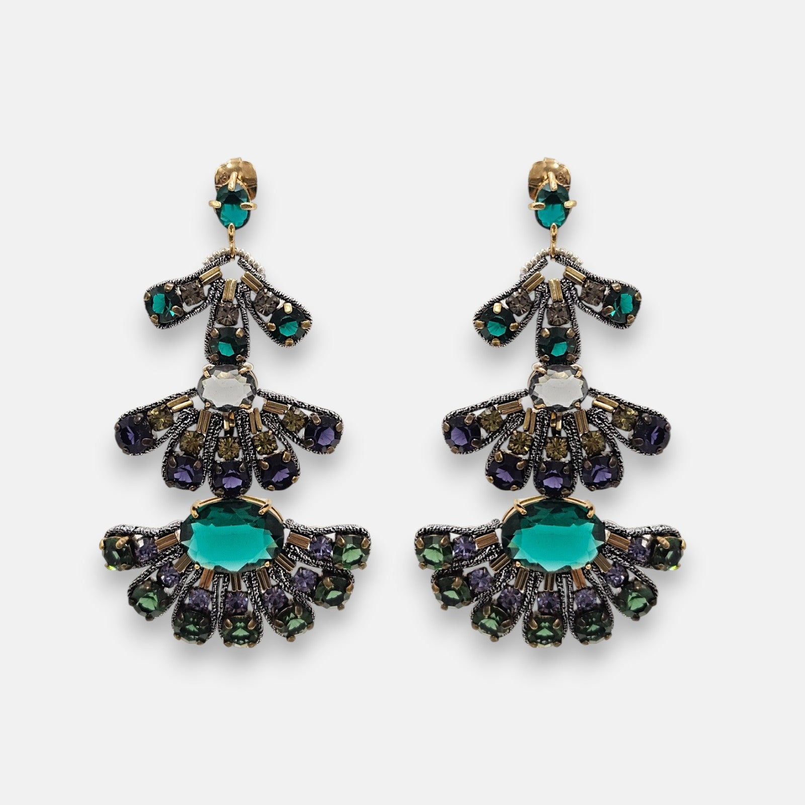 Pareja de maxi pendientes Tataborello con diseño de abanico en cristales verde esmeralda y morado.